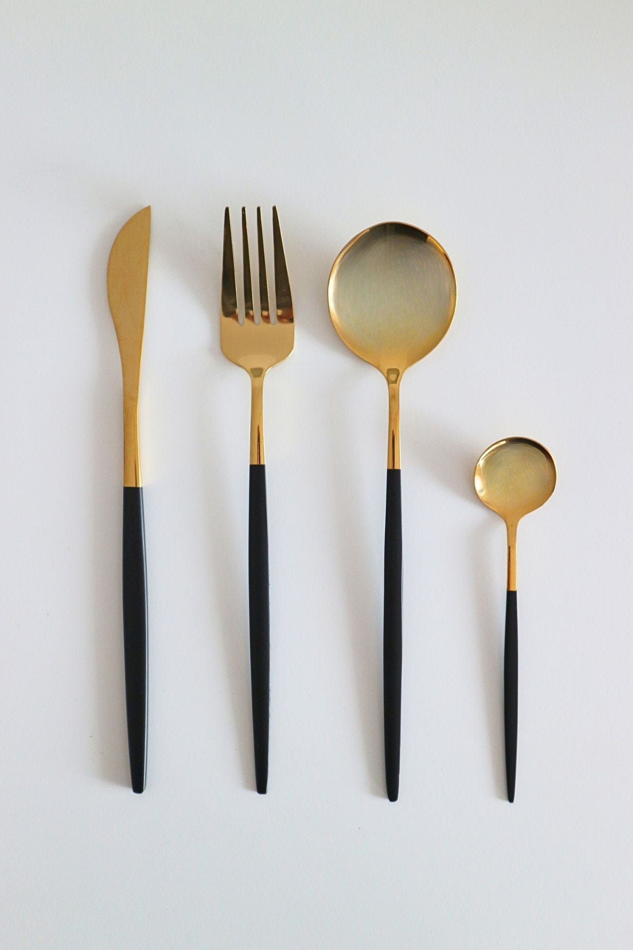 Item International Amaka Set di 16 posate in acciaio inox dorato e manico nero per 4 persone