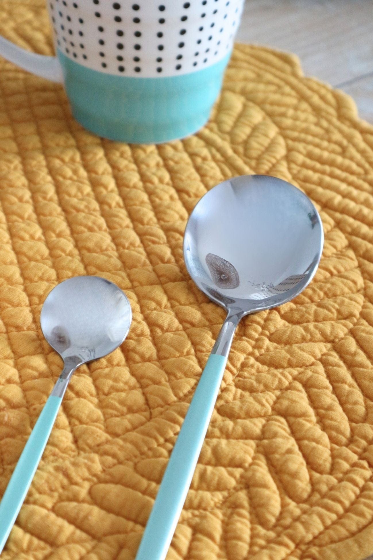 Item International Amaka Set di 16 posate in acciaio inox e manico azzurro per 4 persone