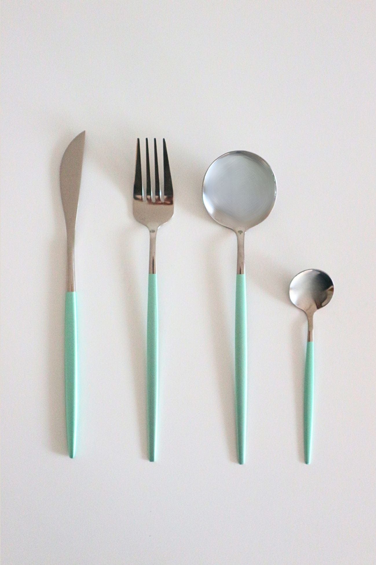 Item International Amaka Set di 16 posate in acciaio inox e manico azzurro per 4 persone