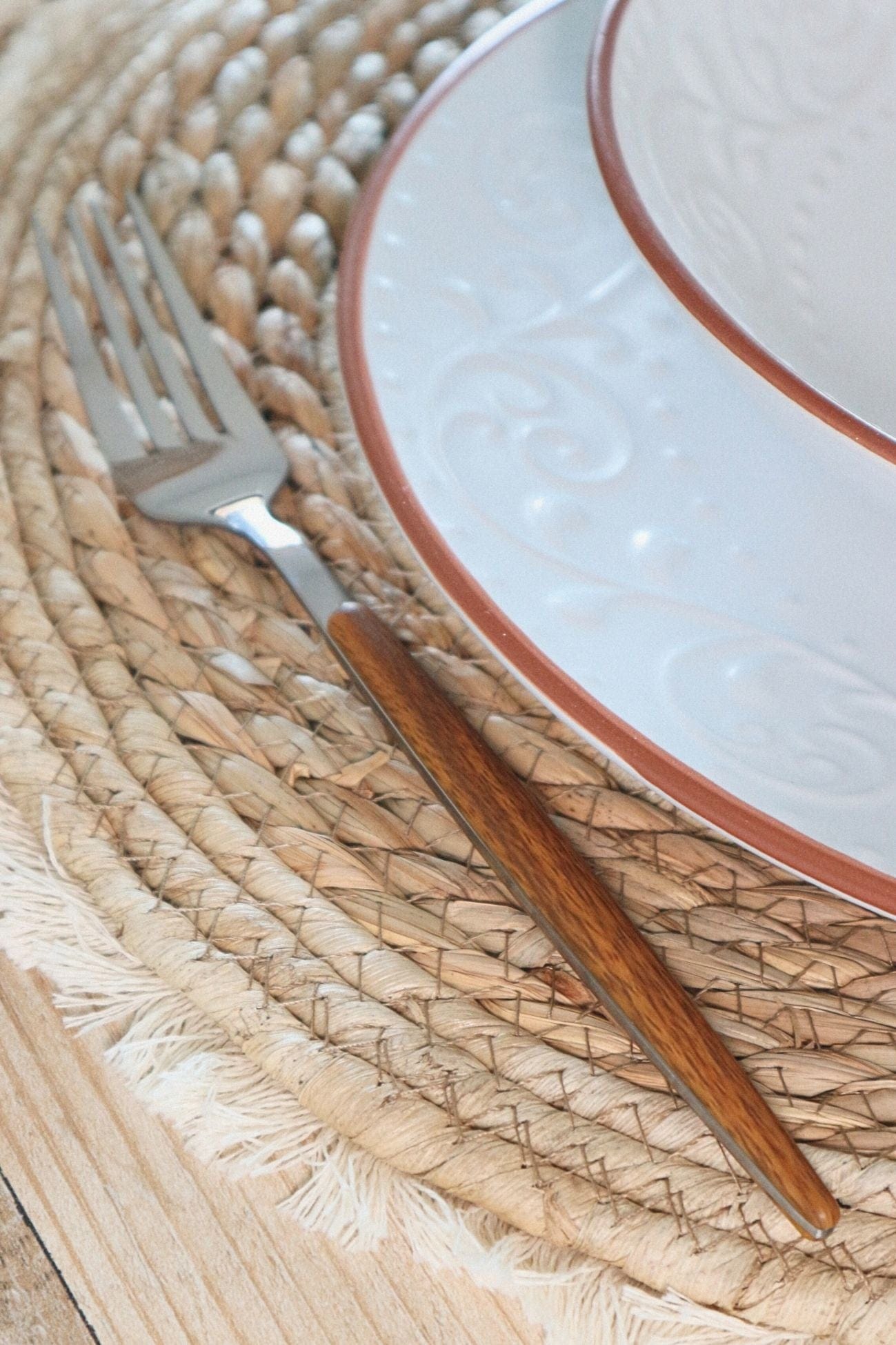 Item International Amaka Set di 16 posate in acciaio inox e manico in legno per 4 persone