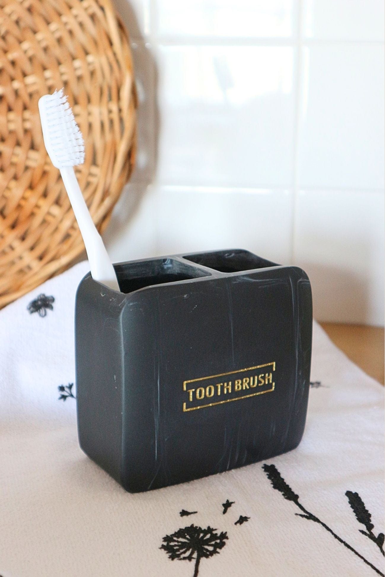 Item International Aron Bicchiere portaspazzolino in finto marmo nero e finiture dorate