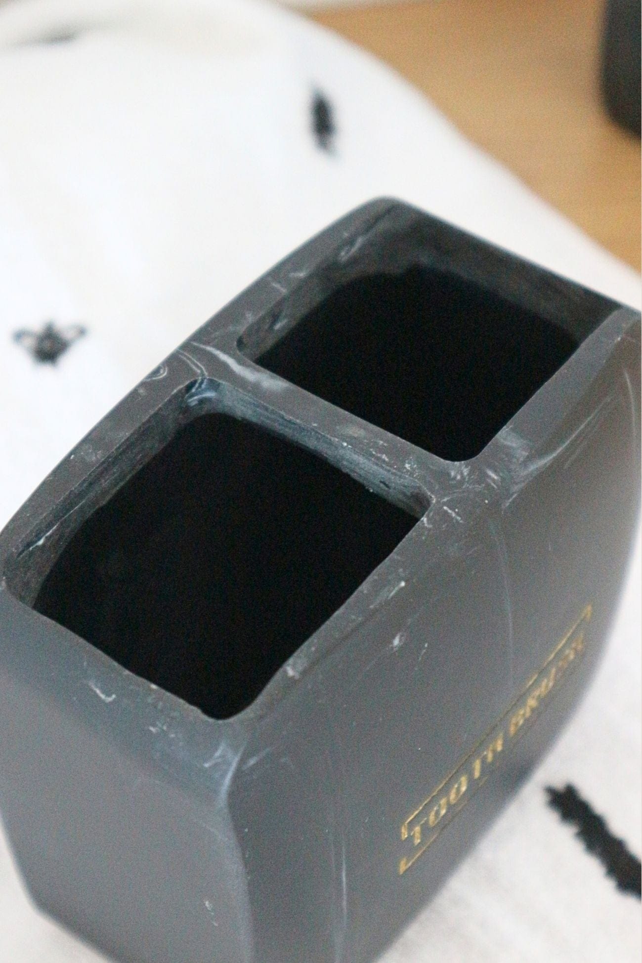 Item International Aron Bicchiere portaspazzolino in finto marmo nero e finiture dorate