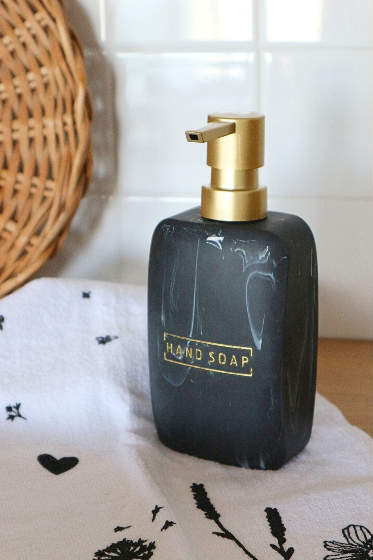 Item International Aron Dosatore di sapone in finto marmo nero e finiture dorate