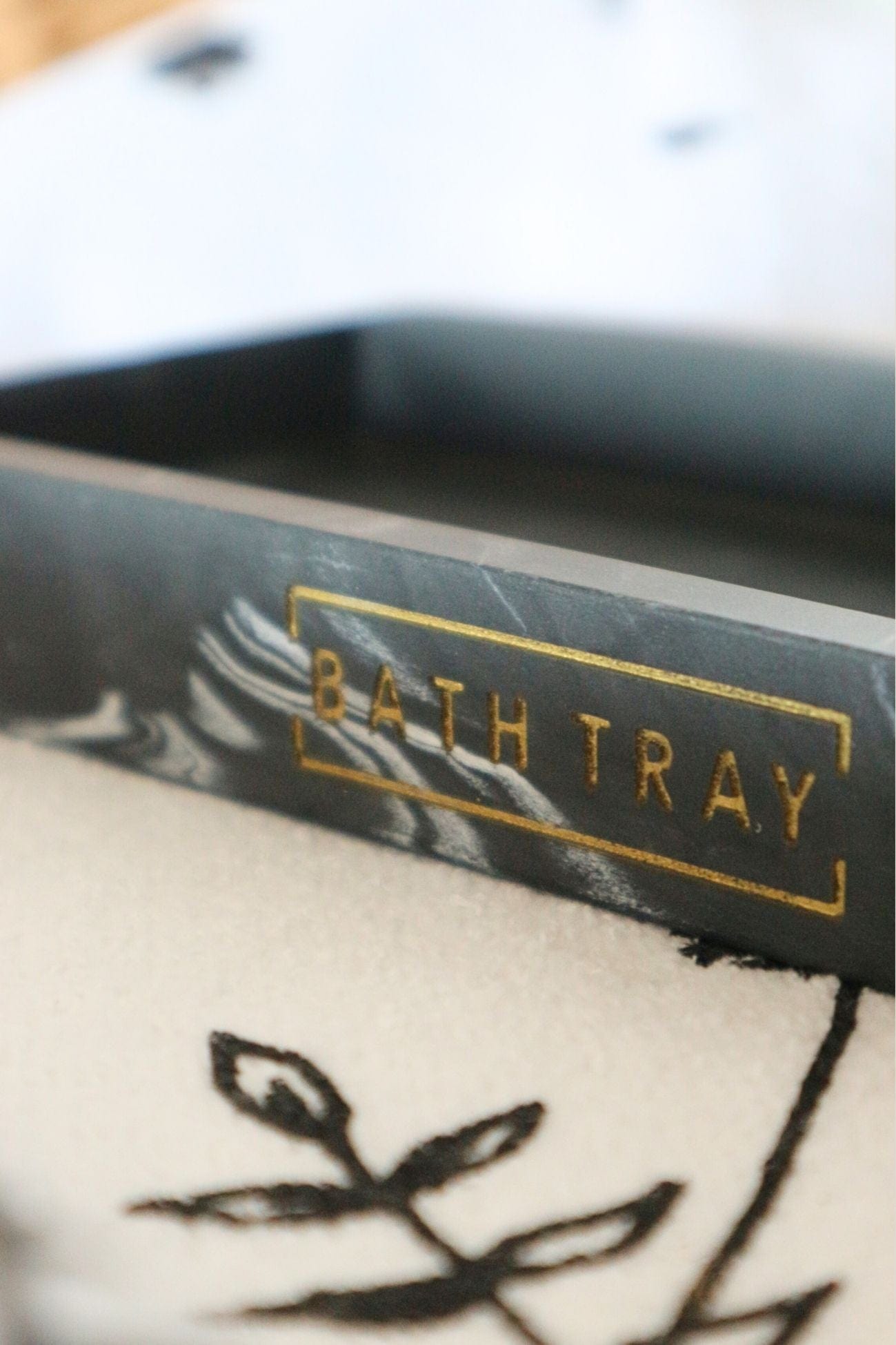 Item International Aron Portasapone in finto marmo nero e finiture dorate