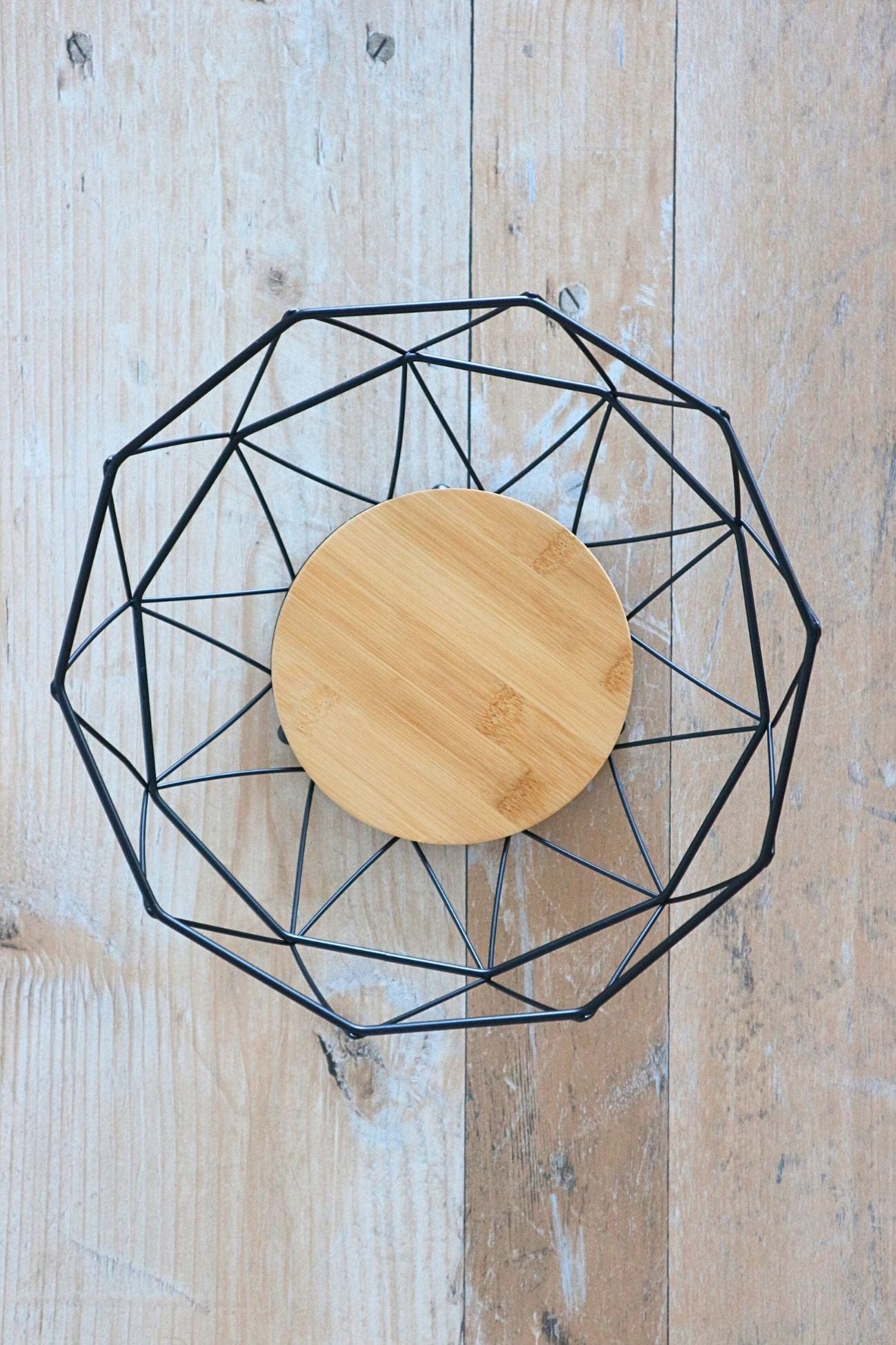 Item International Carol Carol - Portafrutta in metallo nero e base in legno | Item International