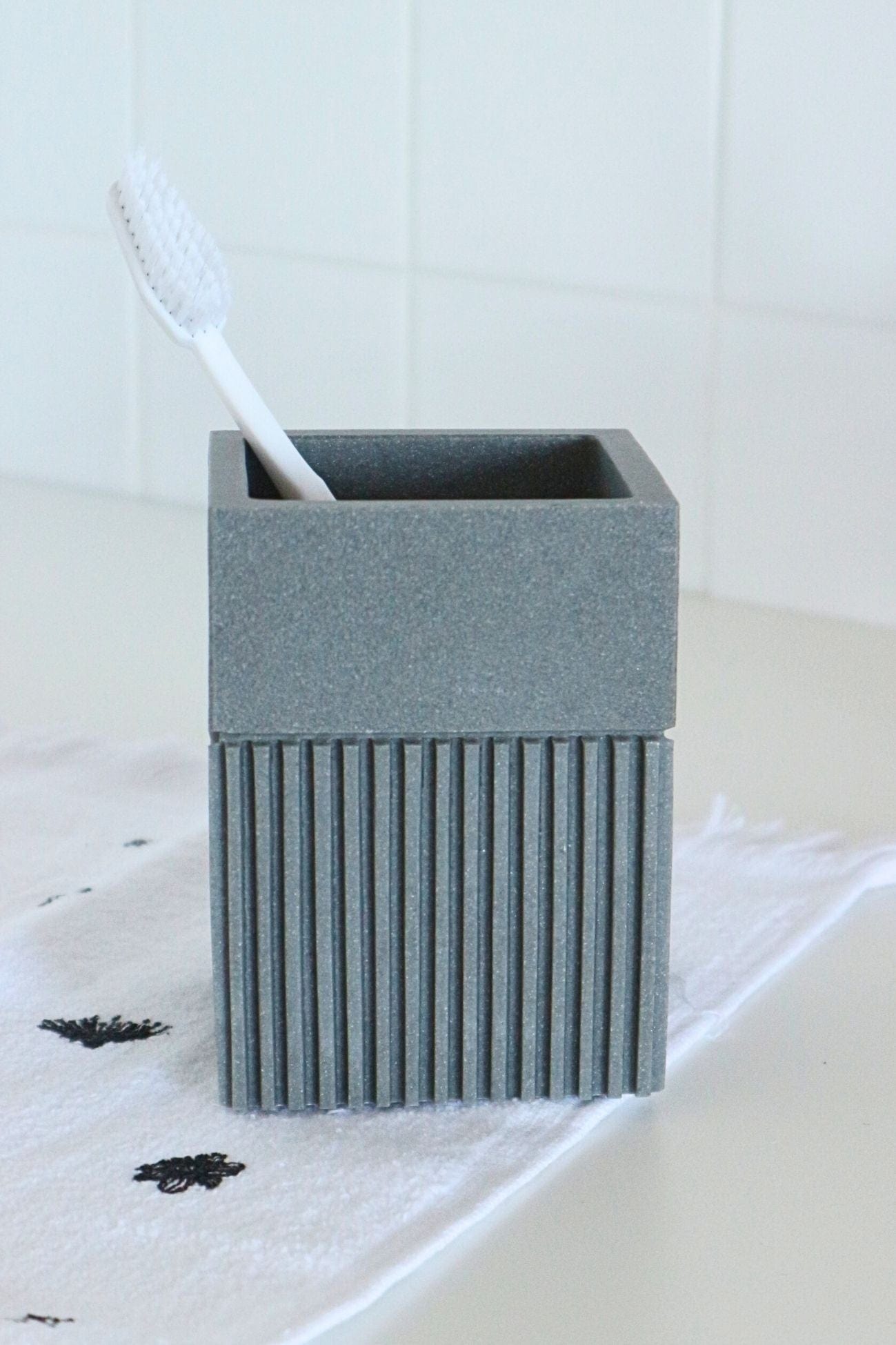 Item International Control Control - Bicchiere portaspazzolino in resina effetto pietra | Item International