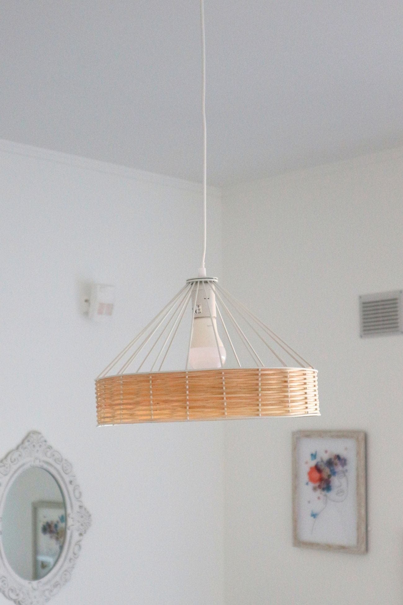 Item International Cordova Cordova - Lampadario in metallo bianco e rattan naturale | Item International