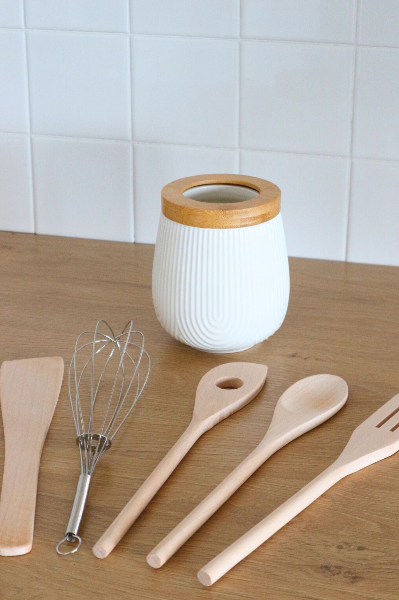 Item International Dana Set di 5 utensili da cucina in bambù e porta utensili in porcellana bianca