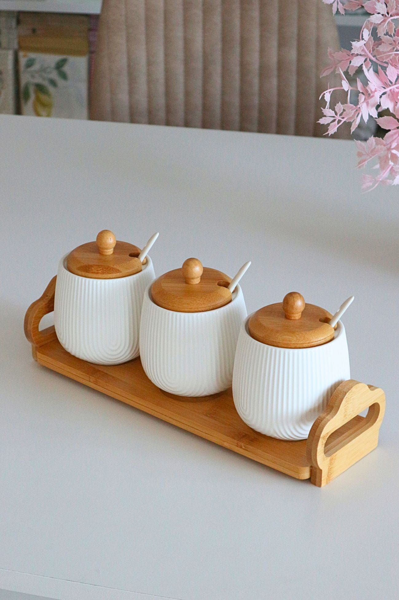 Item International Dana Set di 5 utensili da cucina in bambù e porta utensili in porcellana bianca