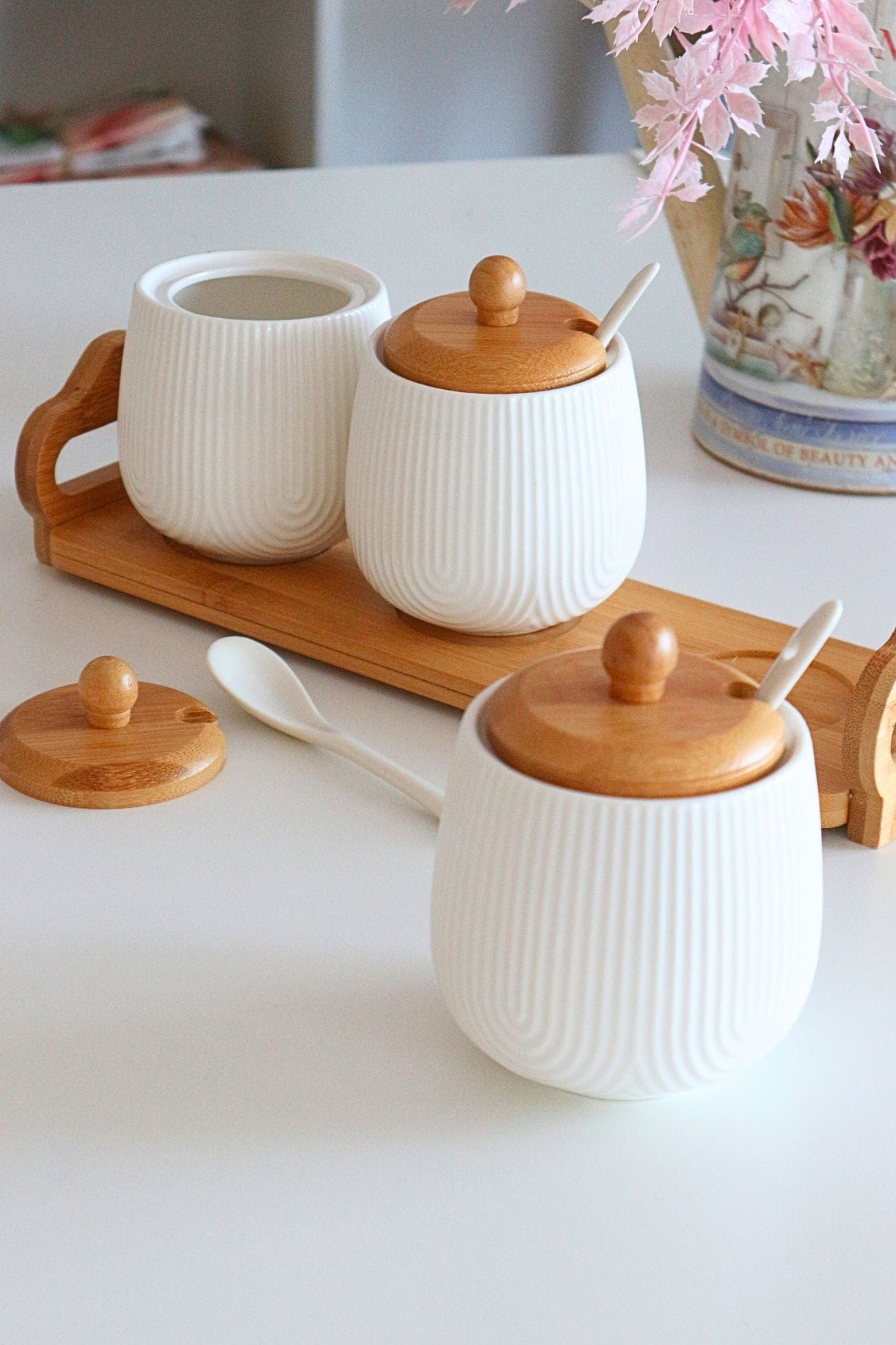 Item International Dana Set di 5 utensili da cucina in bambù e porta utensili in porcellana bianca