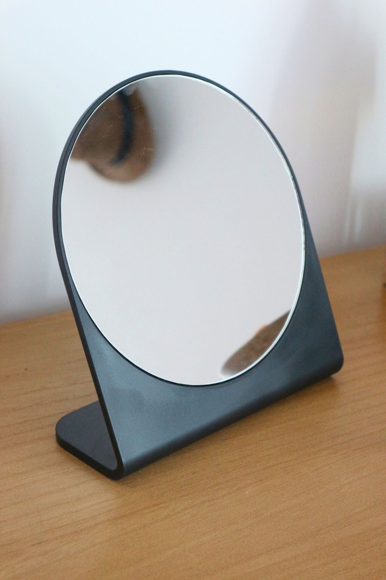 Item International Diane Diane - Specchio da tavolo tondo nero | Item International