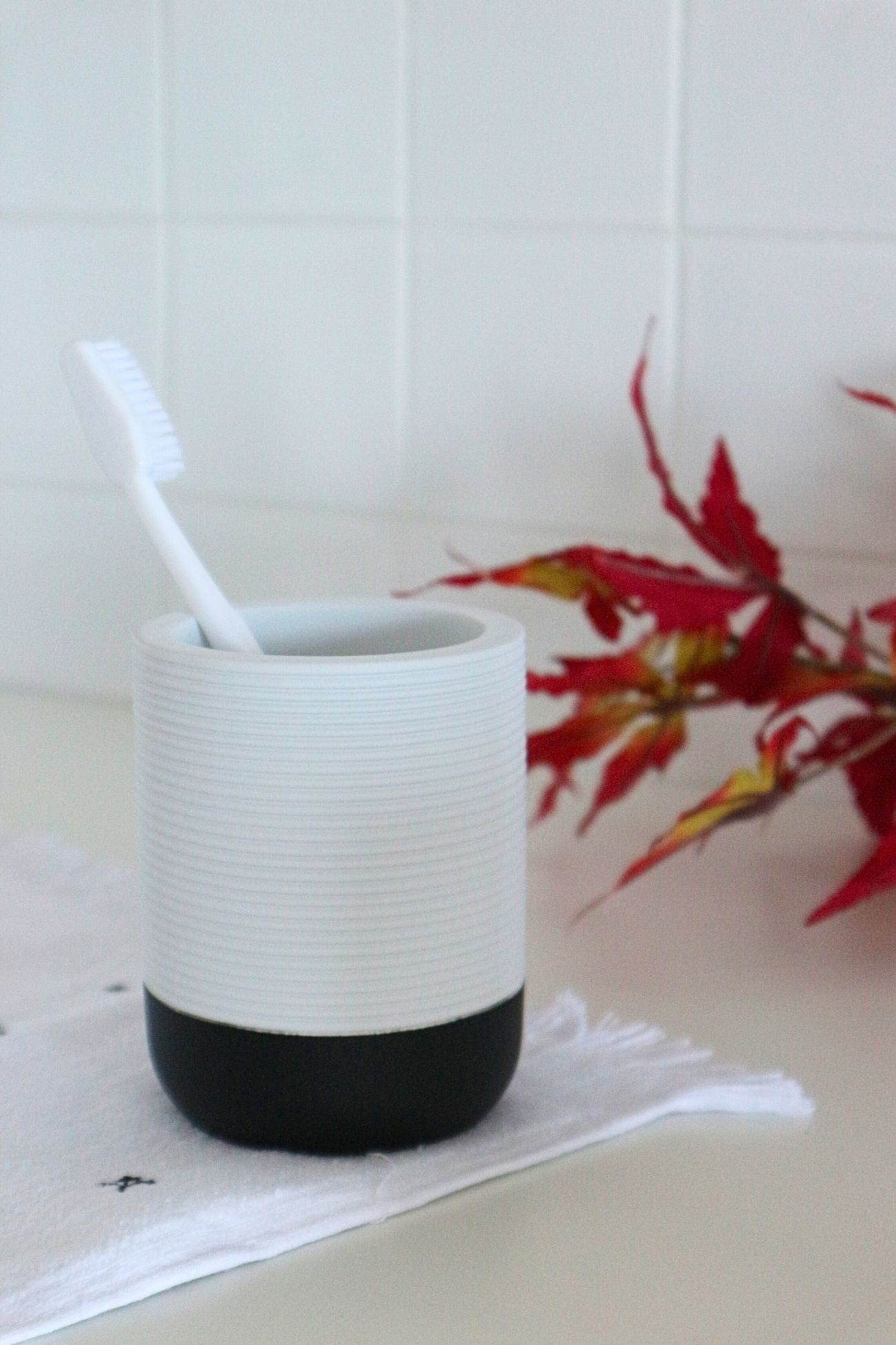 Item International Drew Drew - Bicchiere portaspazzolino in resina bianco e nero | Item International