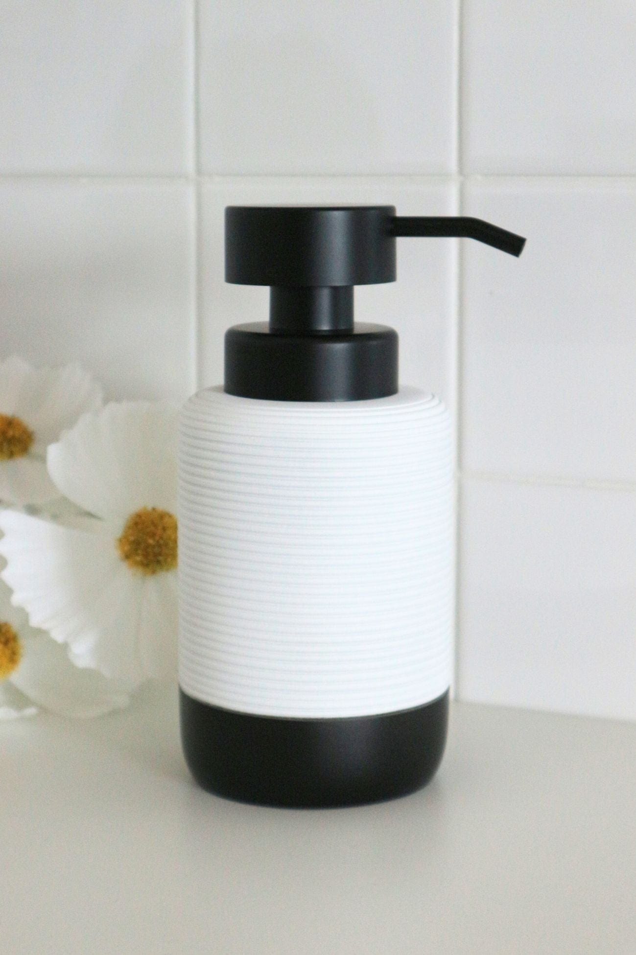 Item International Drew Drew - Dosatore di sapone bianco e nero in resina | Item International