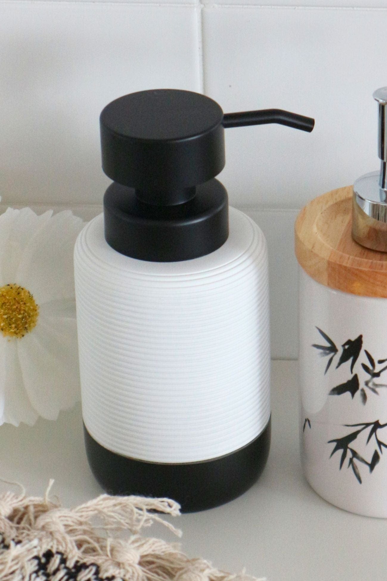 Item International Drew Drew - Dosatore di sapone bianco e nero in resina | Item International