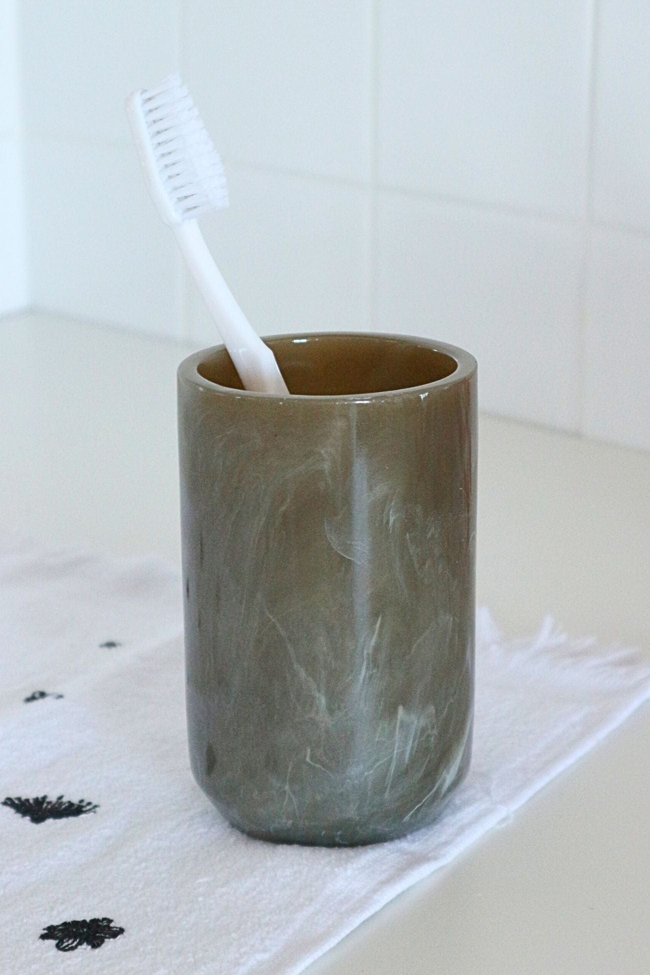 Item International Jibaro Jibaro - Bicchiere portaspazzolino in resina dorata sfumata | Item International