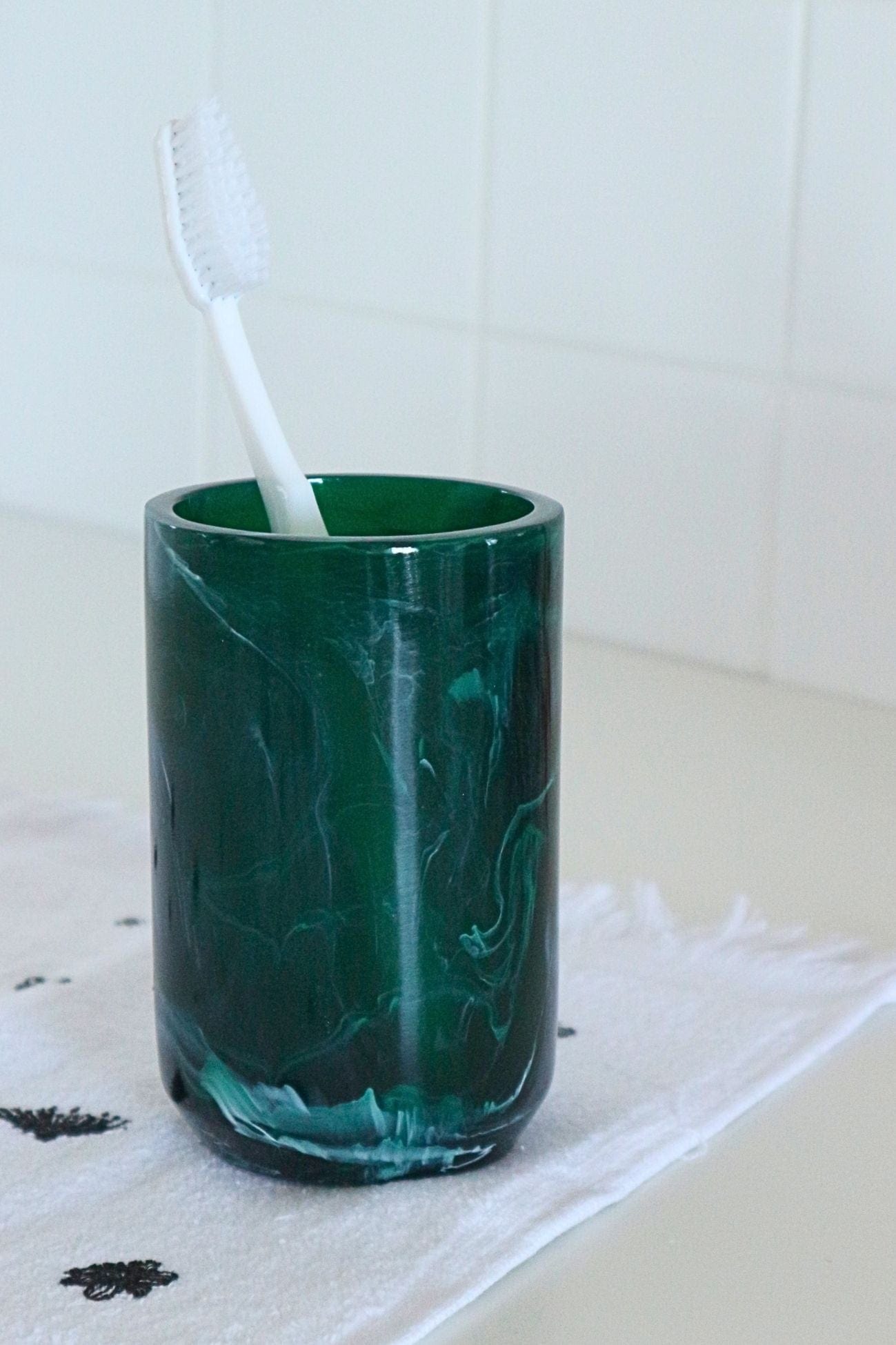 Item International Jibaro Jibaro - Bicchiere portaspazzolino in resina verde sfumato | Item International