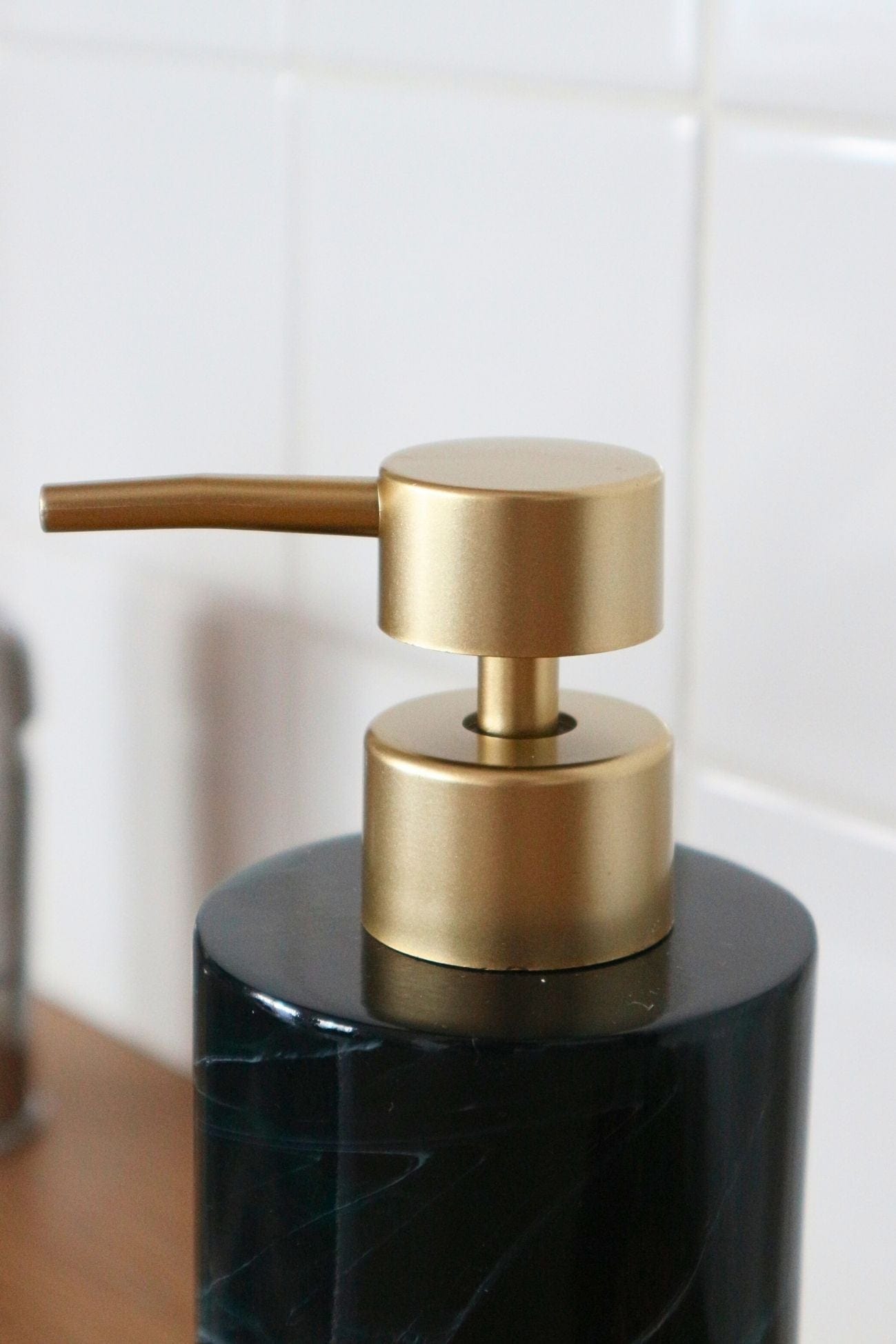 Item International Jibaro Jibaro - Dosatore di sapone in resina verde sfumato con finiture in oro