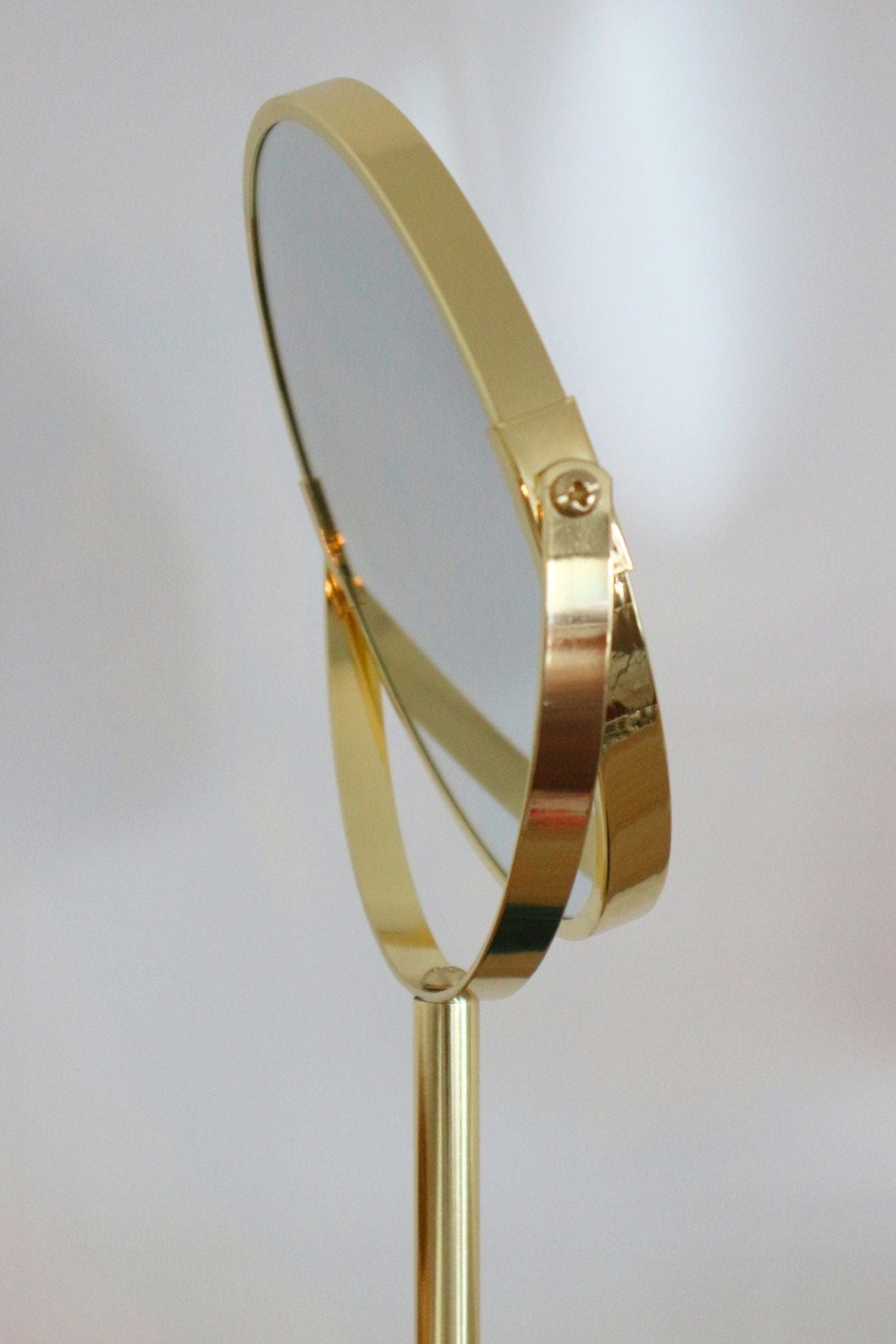 Item International Jibaro Jibaro - Specchio tondo con base in resina verde e finiture dorate | Item International