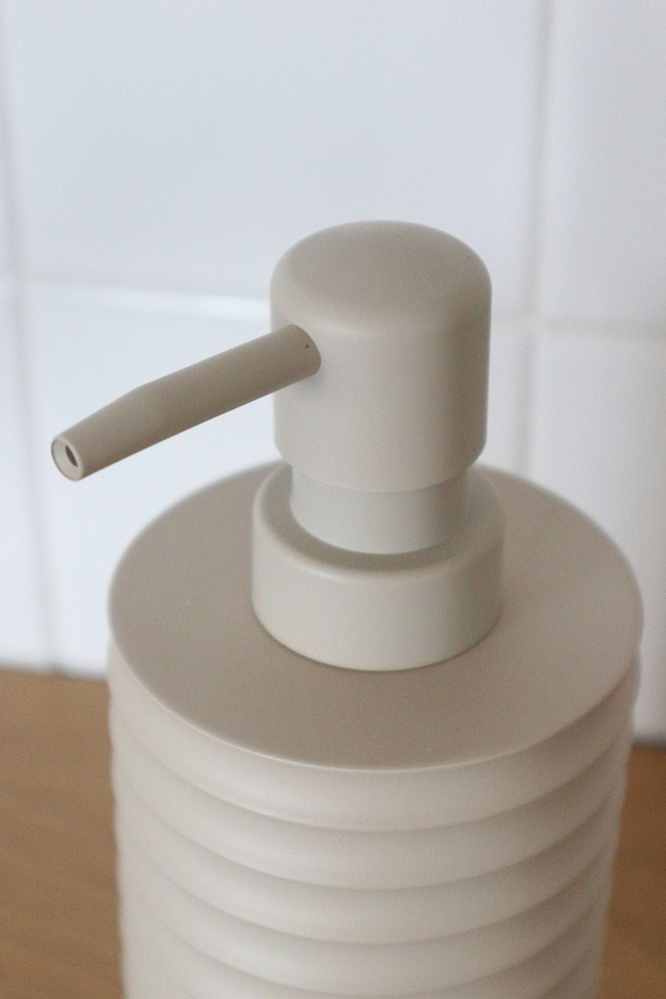 Item International Jolie Jolie - Dosatore di sapone in resina rosa