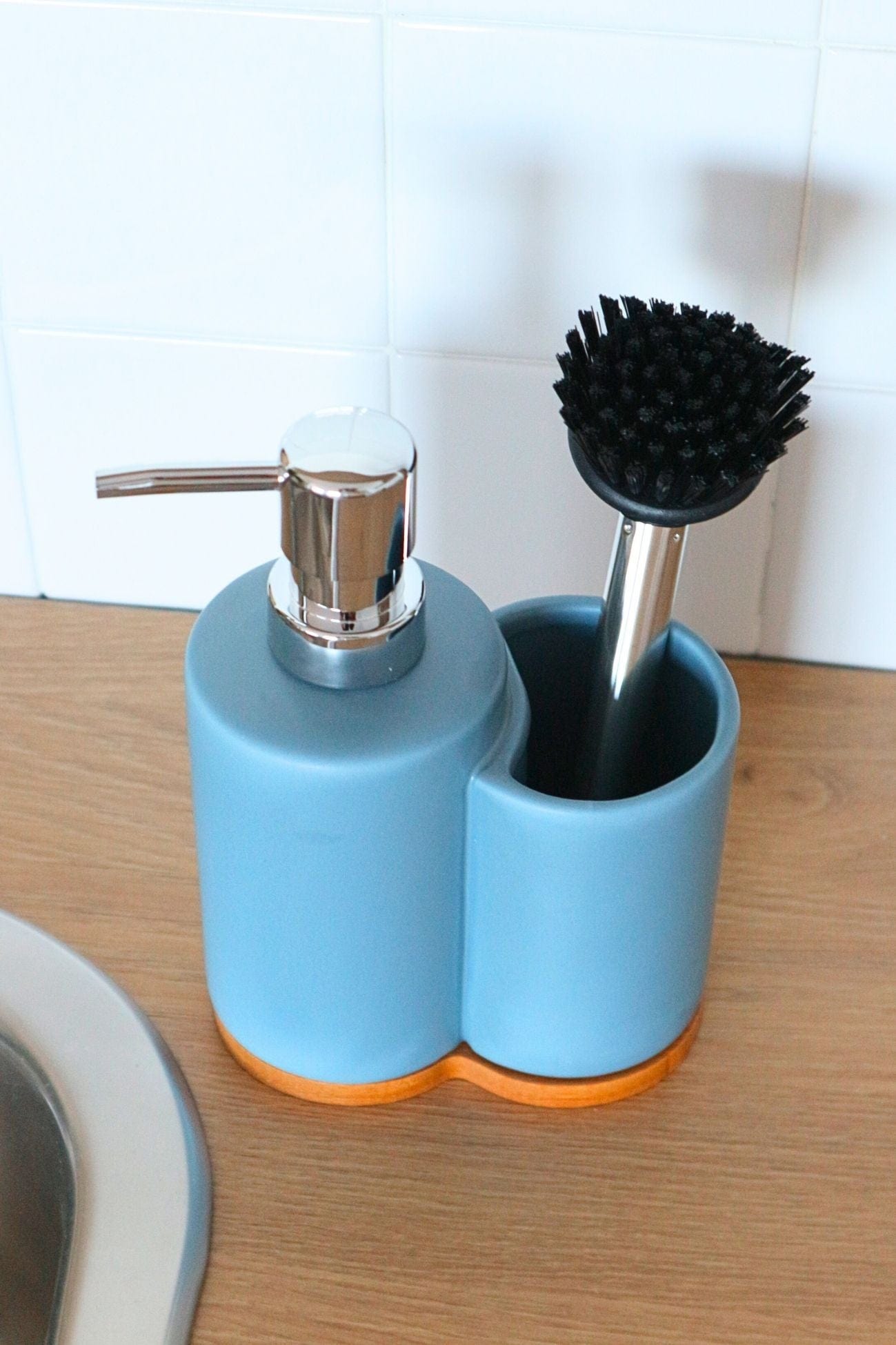 Item International Joseph Joseph - Dosatore di sapone in ceramica azzurra con spazzola | Item International