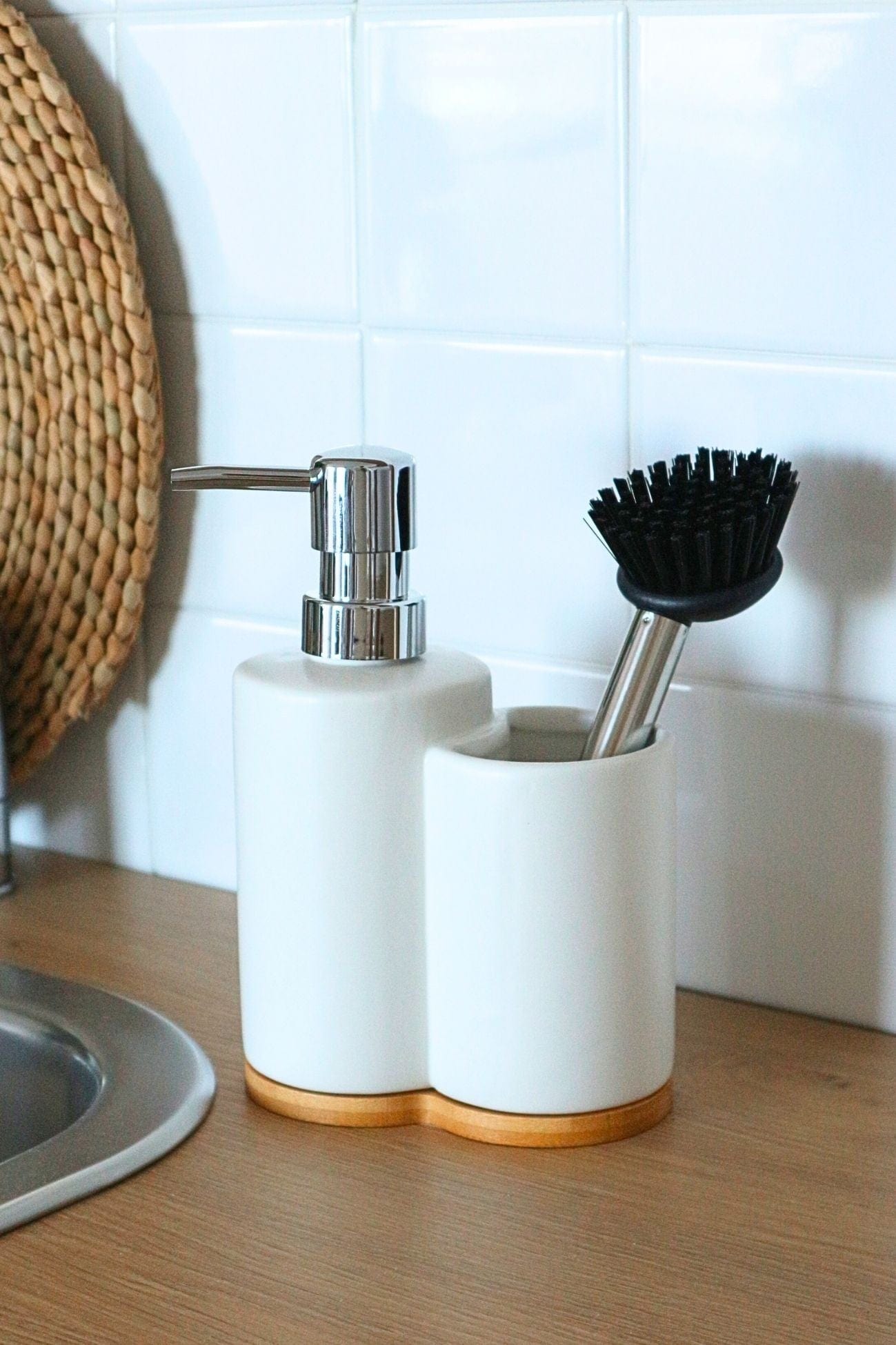 Item International Joseph Joseph - Dosatore di sapone in ceramica bianca con spazzola | Item International