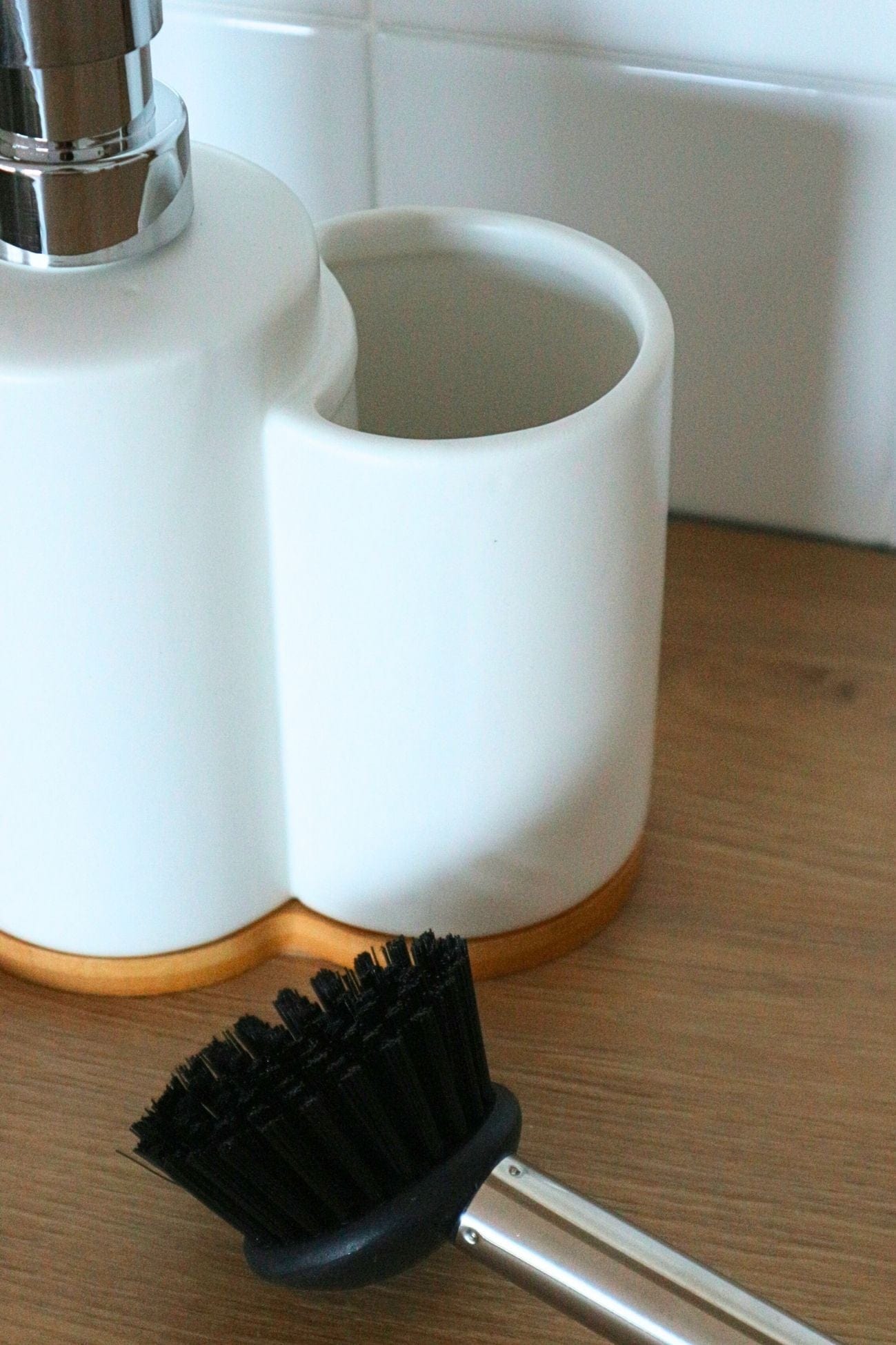 Item International Joseph Joseph - Dosatore di sapone in ceramica bianca con spazzola | Item International