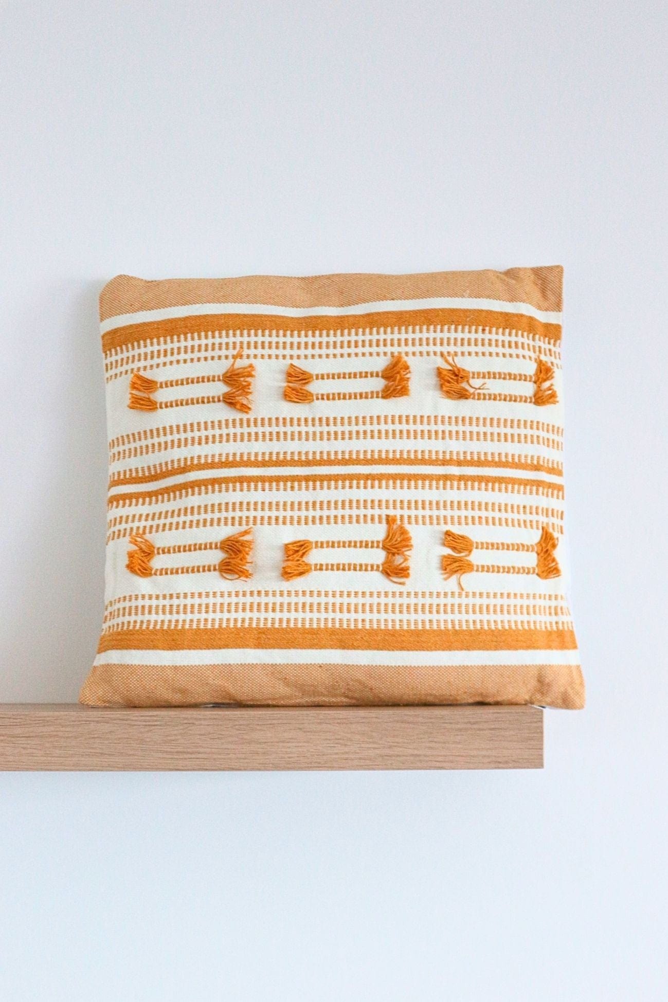 Item International Jumbai Jumbai - Cuscino arredo imbottito in cotone giallo e bianco | Item International