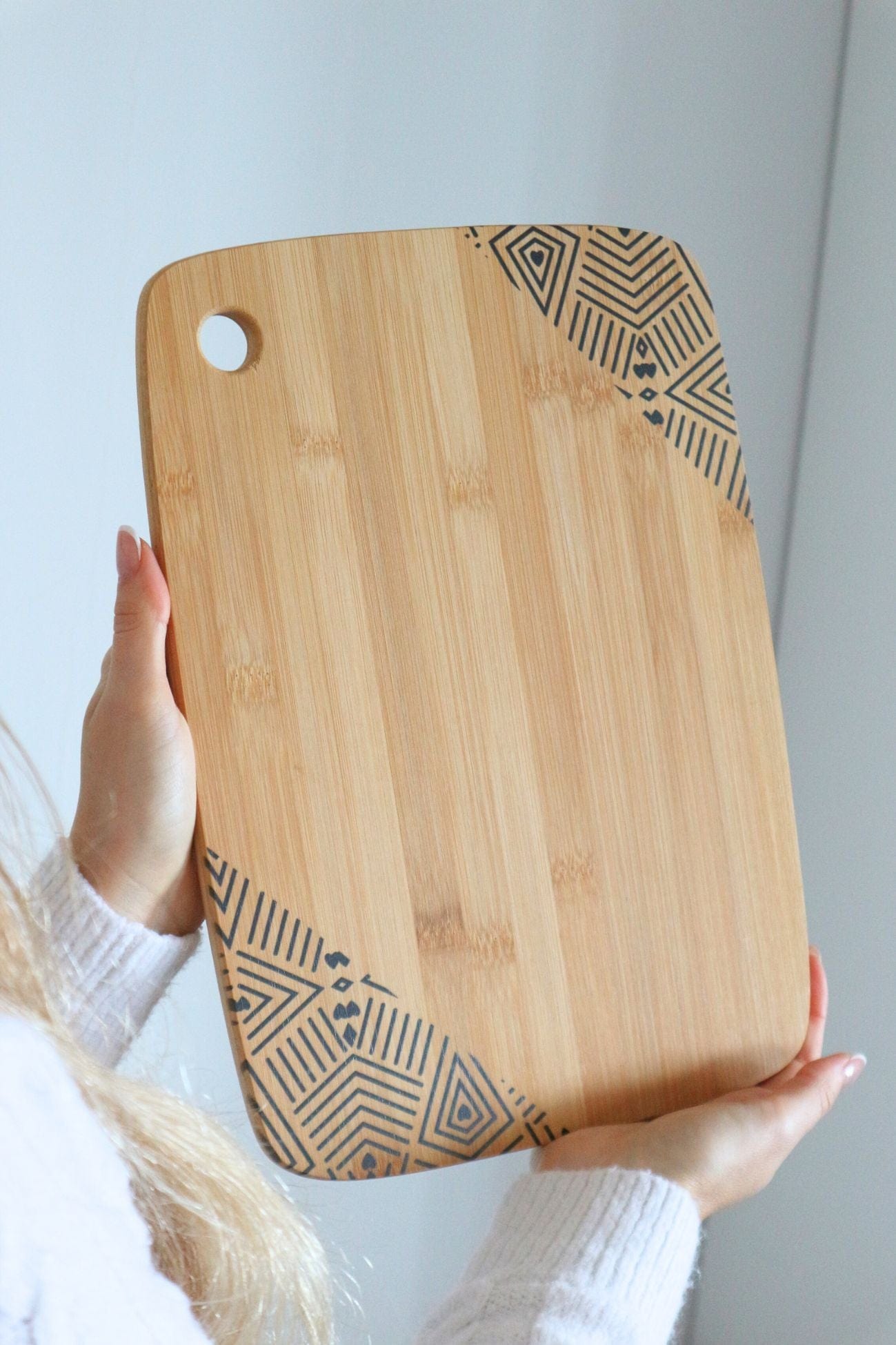 Item International Kanok Kanok - Tagliere in bambù con incisioni tribali e occhiello | Item International Grande