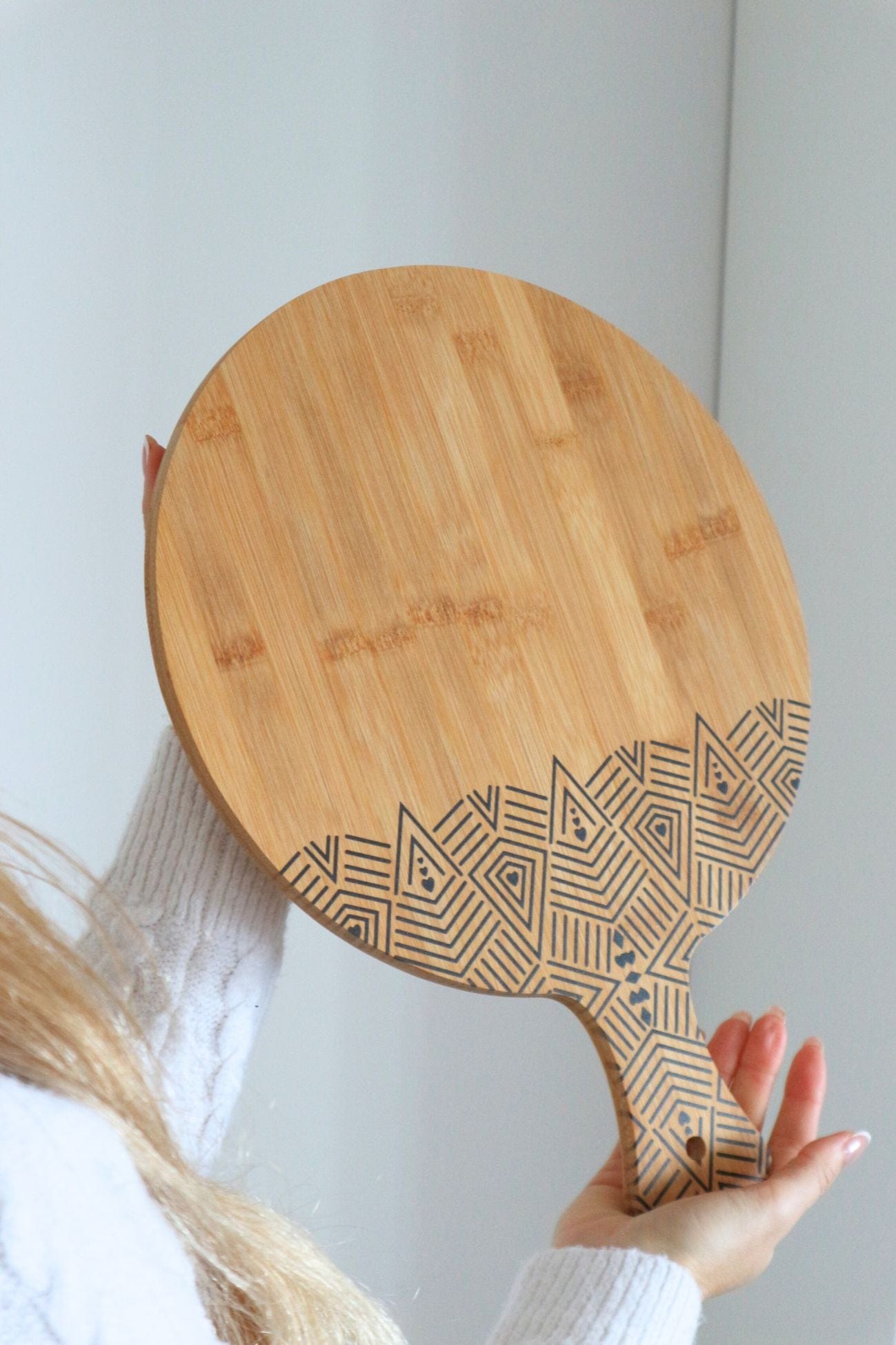 Item International Kanok Kanok - Tagliere pizza in bambù con incisioni tribali e occhiello | Item International