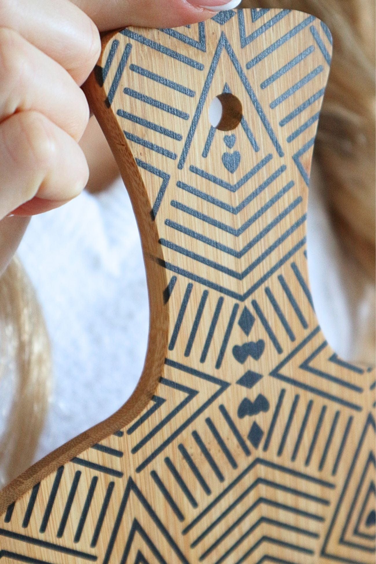 Item International Kanok Kanok - Tagliere pizza in bambù con incisioni tribali e occhiello | Item International