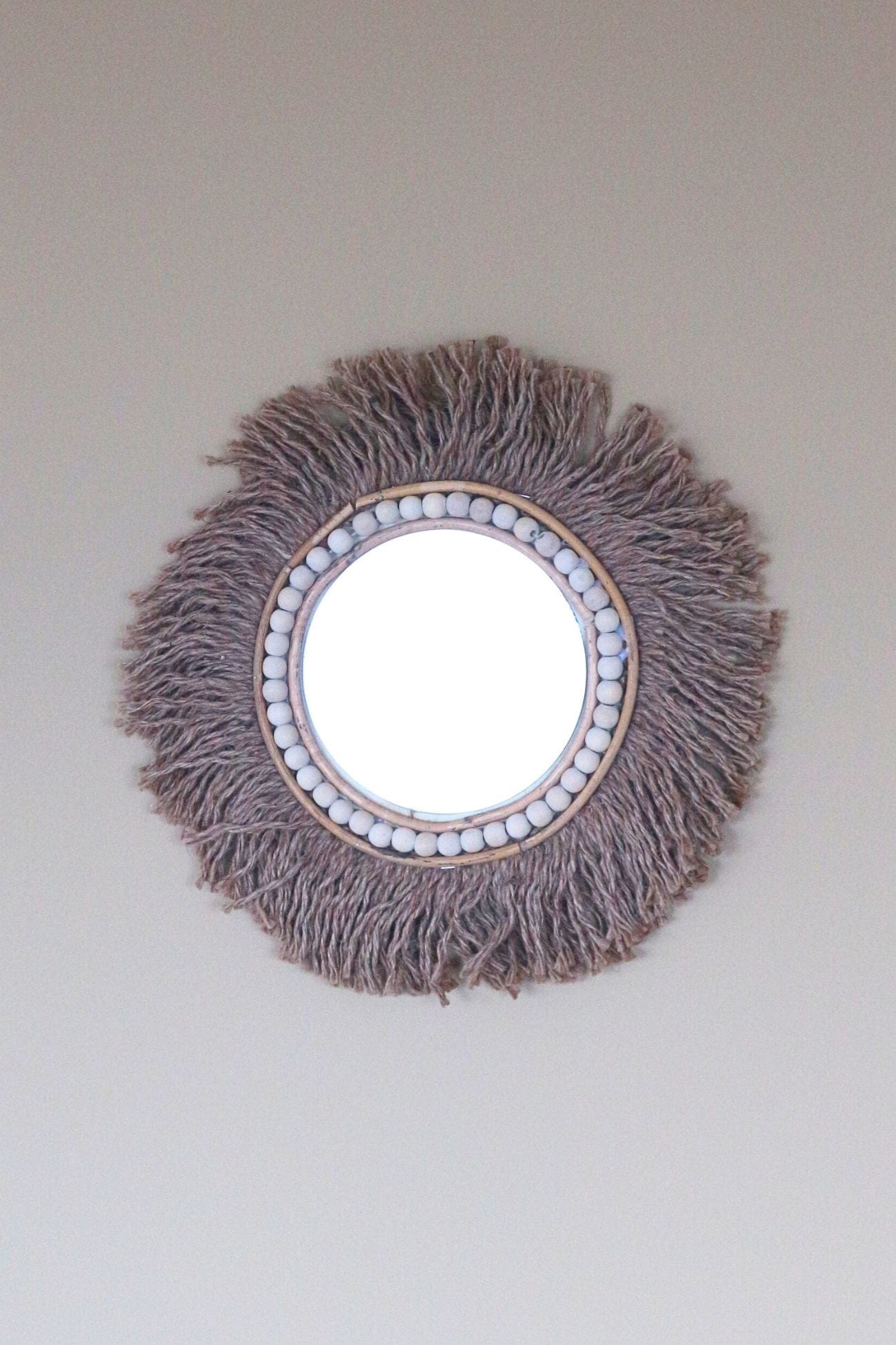 Item International Kofi Specchio tondo con lunghe frange in stile etnico