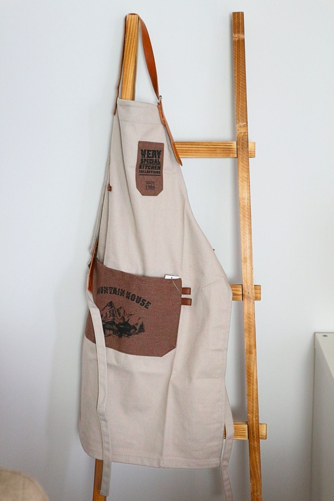 Item International Lodge Lodge - Grembiule in cotone grigio con disegno di montagna | Item International