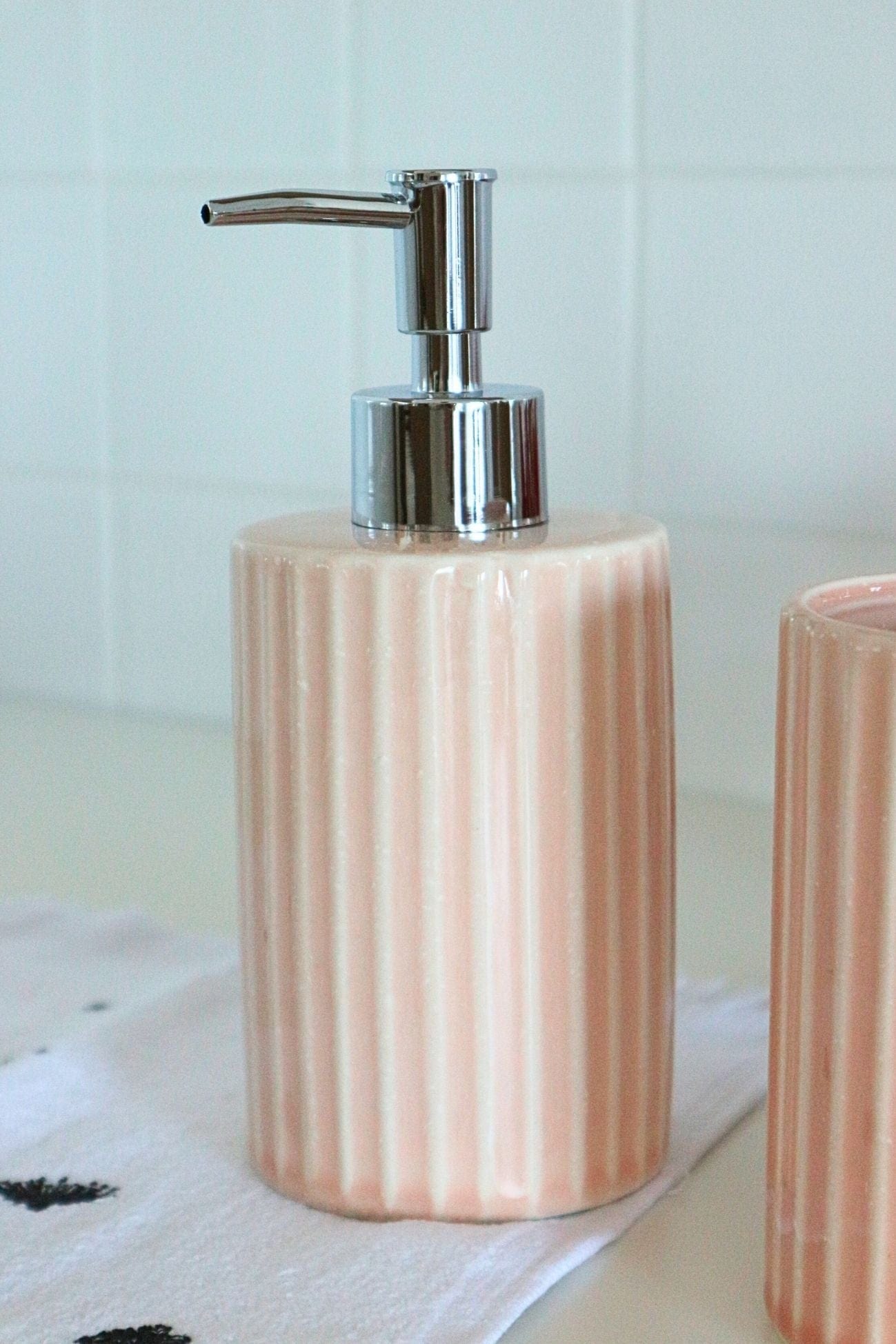 Item International Mary Mary - Dosatore di sapone rosa in porcellana con portaspazzolino | Item International