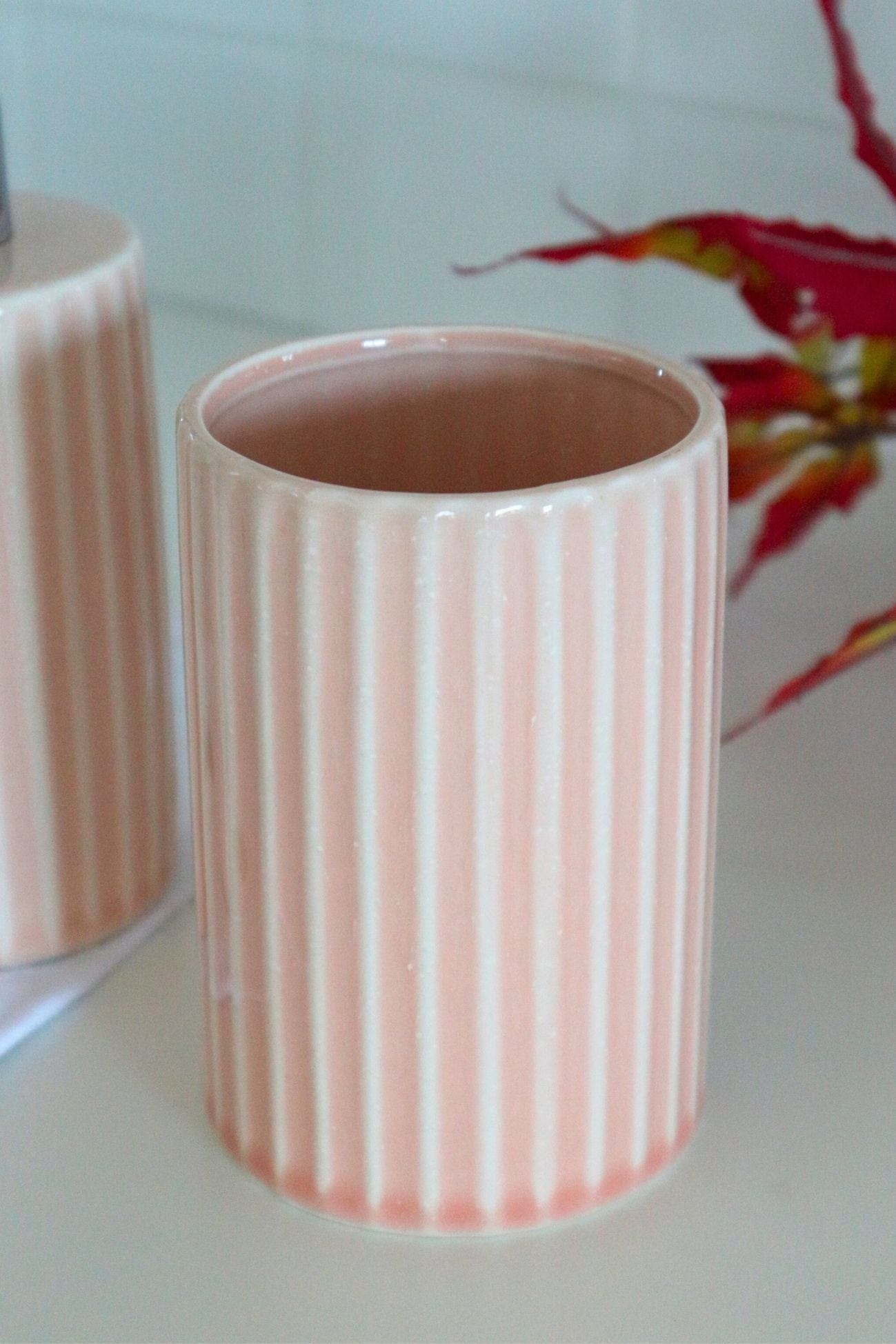 Item International Mary Mary - Dosatore di sapone rosa in porcellana con portaspazzolino | Item International