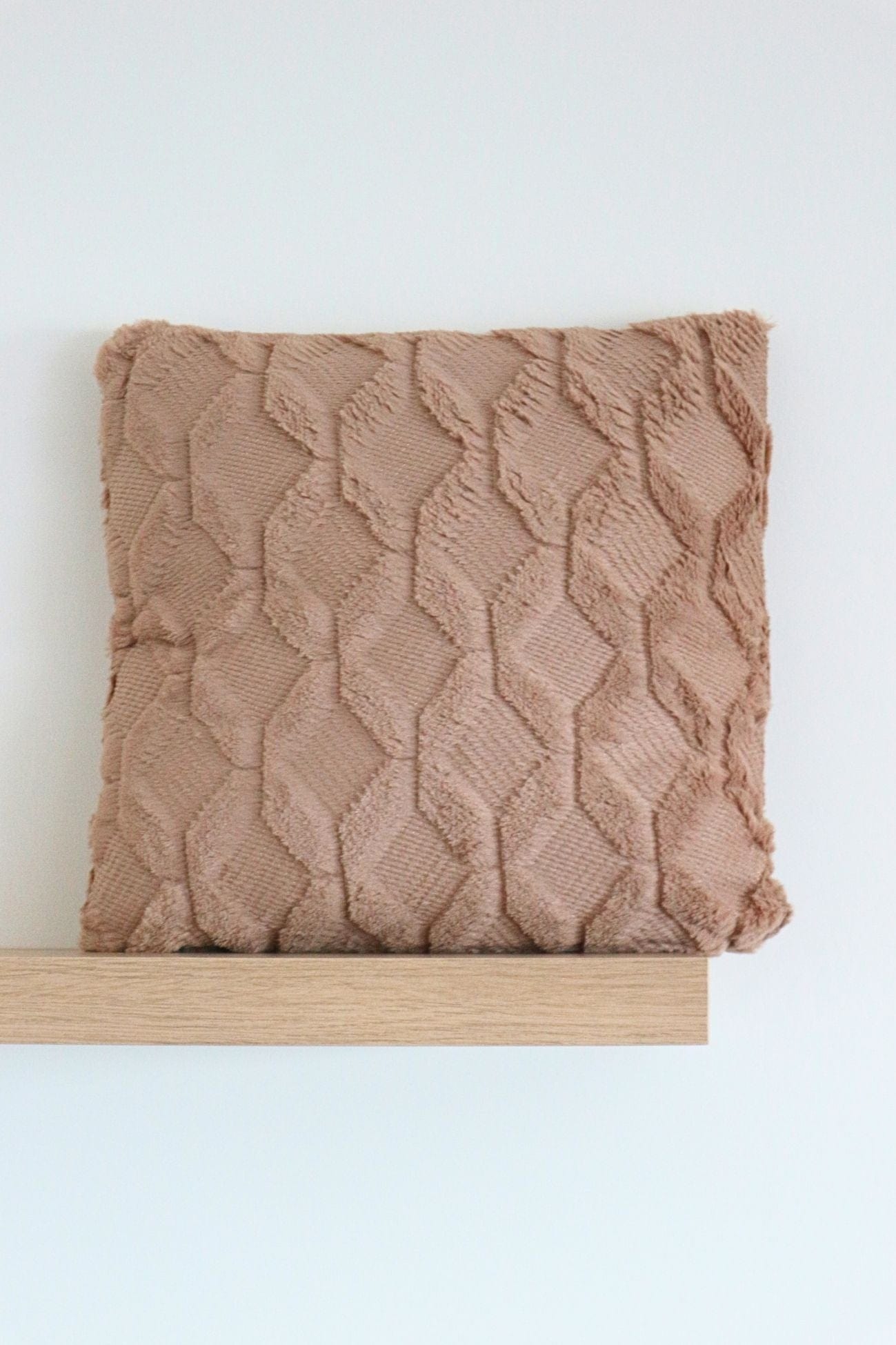 Item International Meki Meki - Cuscino arredo imbottito marrone | Item International