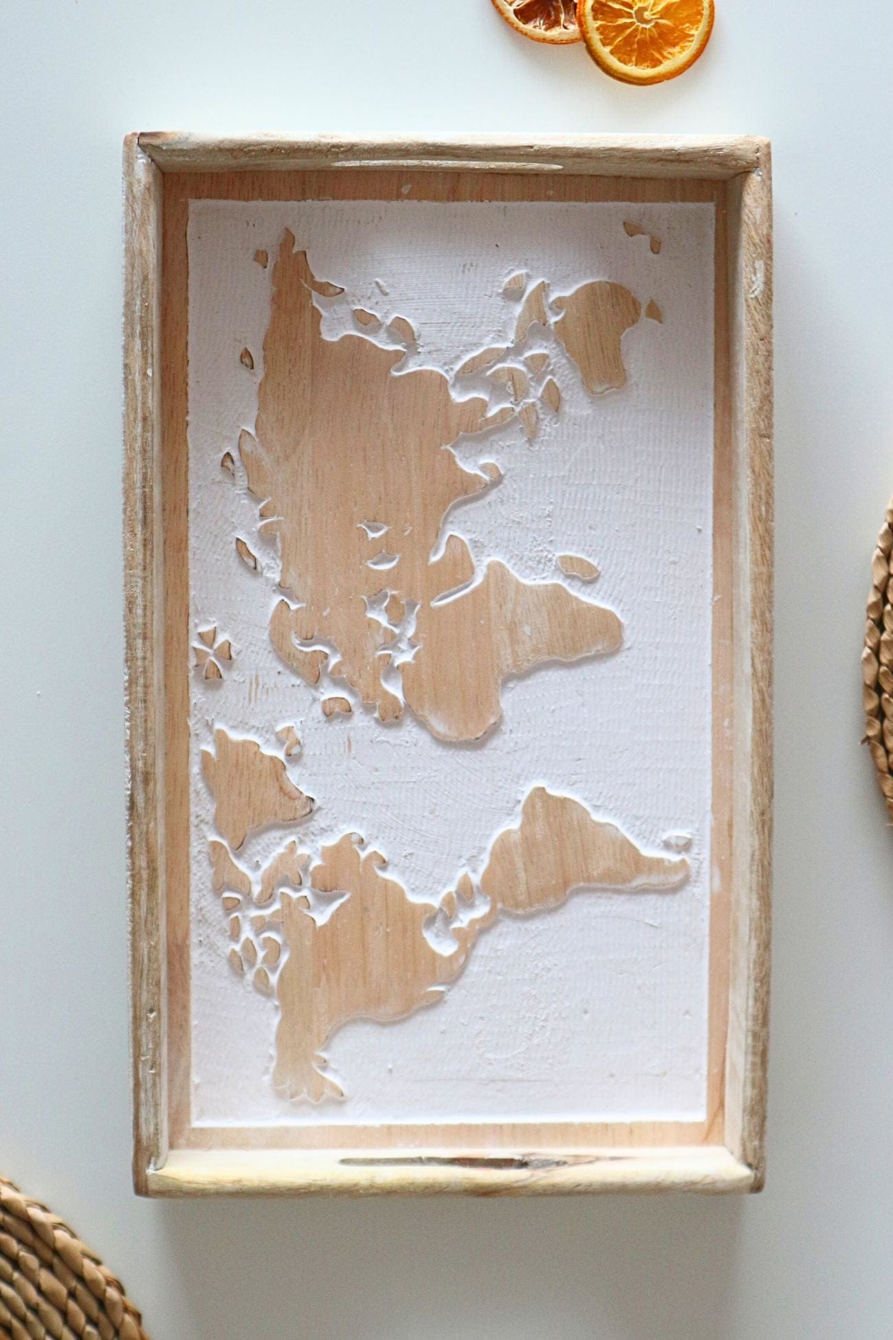 Item International Morrigan Morrigan - Vassoio decorativo in legno di mango con mappamondo intagliato | Item International