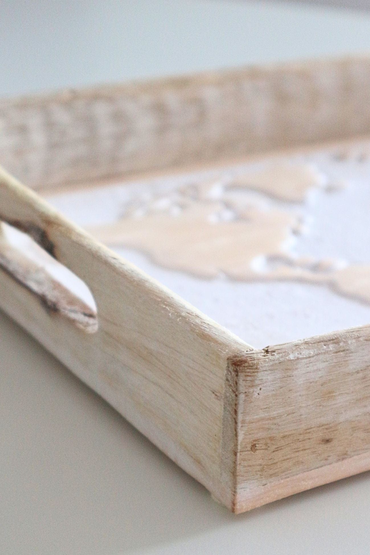 Item International Morrigan Morrigan - Vassoio decorativo in legno di mango con mappamondo intagliato | Item International