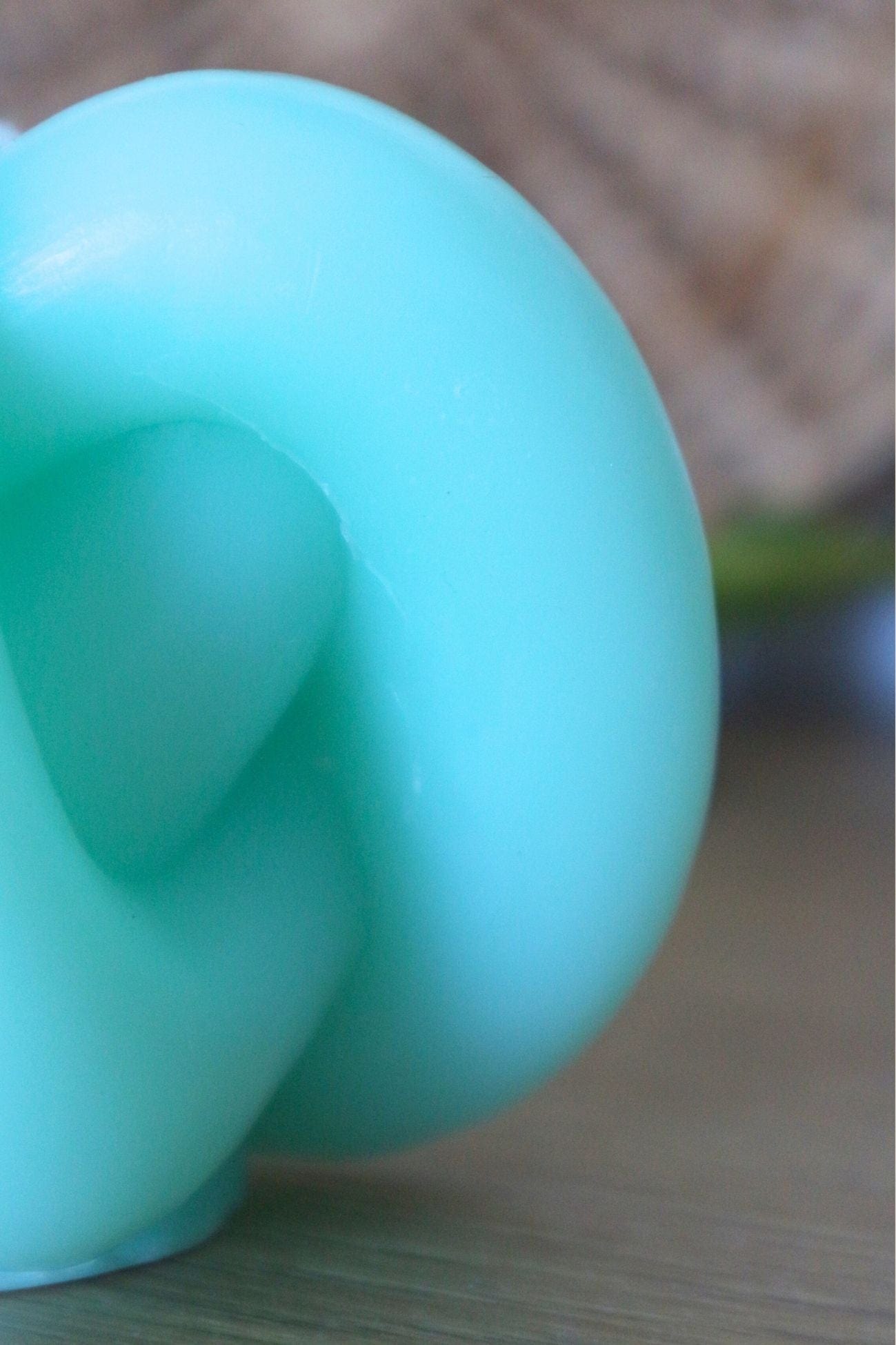 Item International Munai Munai - Candela verde acqua a forma di nodo | Item International