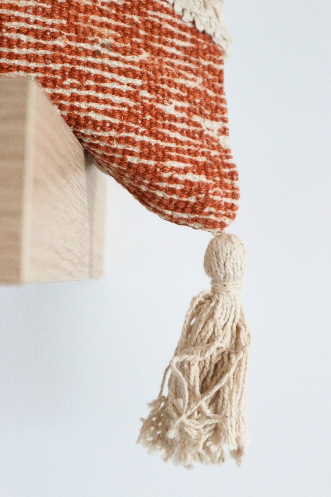 Item International Nahia Nahia - Cuscino arredo rosa imbottito in cotone con frange | Item International