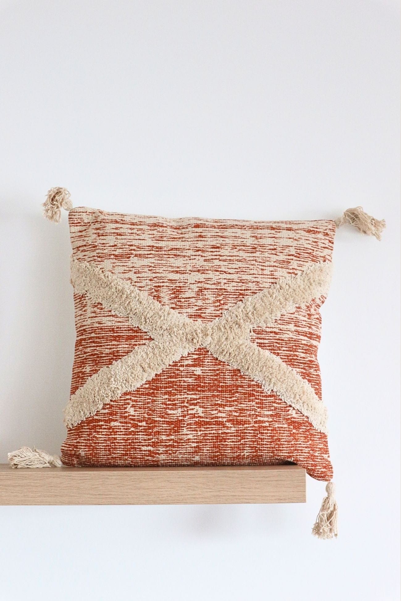 Item International Nahia Nahia - Cuscino arredo rosa imbottito in cotone con frange | Item International