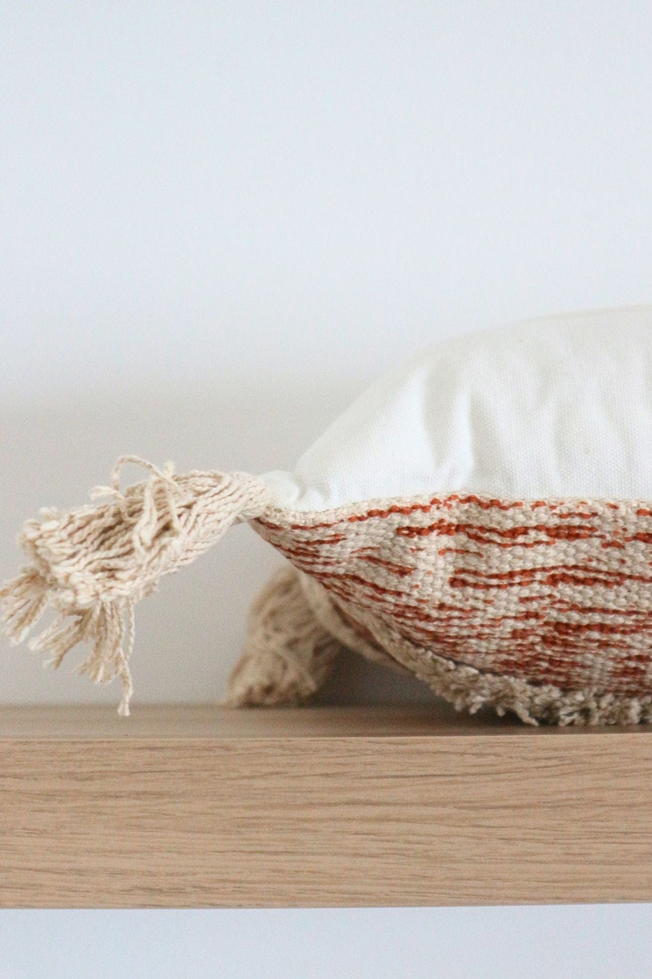 Item International Nahia Nahia - Cuscino arredo rosa imbottito in cotone con frange | Item International