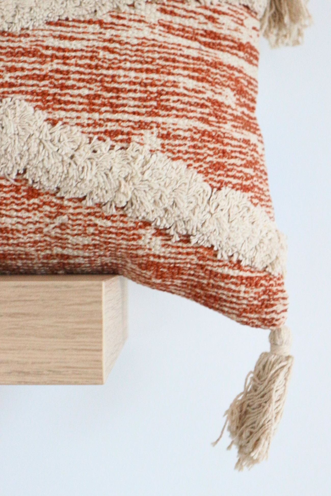 Item International Nahia Nahia - Cuscino arredo rosa imbottito in cotone con frange | Item International