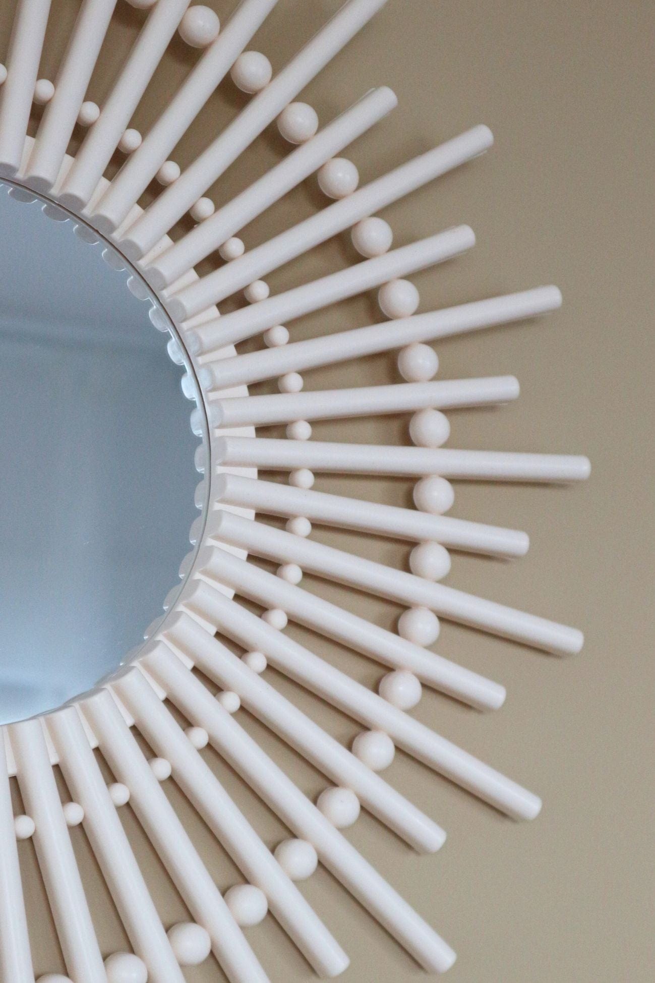 Item International Rivia Rivia - Specchio da parete avorio con raggi | Item International