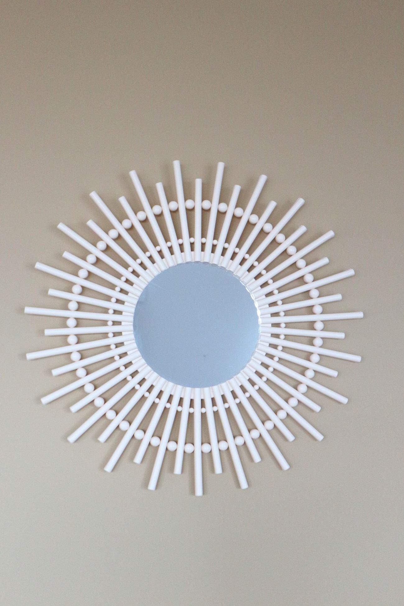 Item International Rivia Rivia - Specchio da parete avorio con raggi | Item International