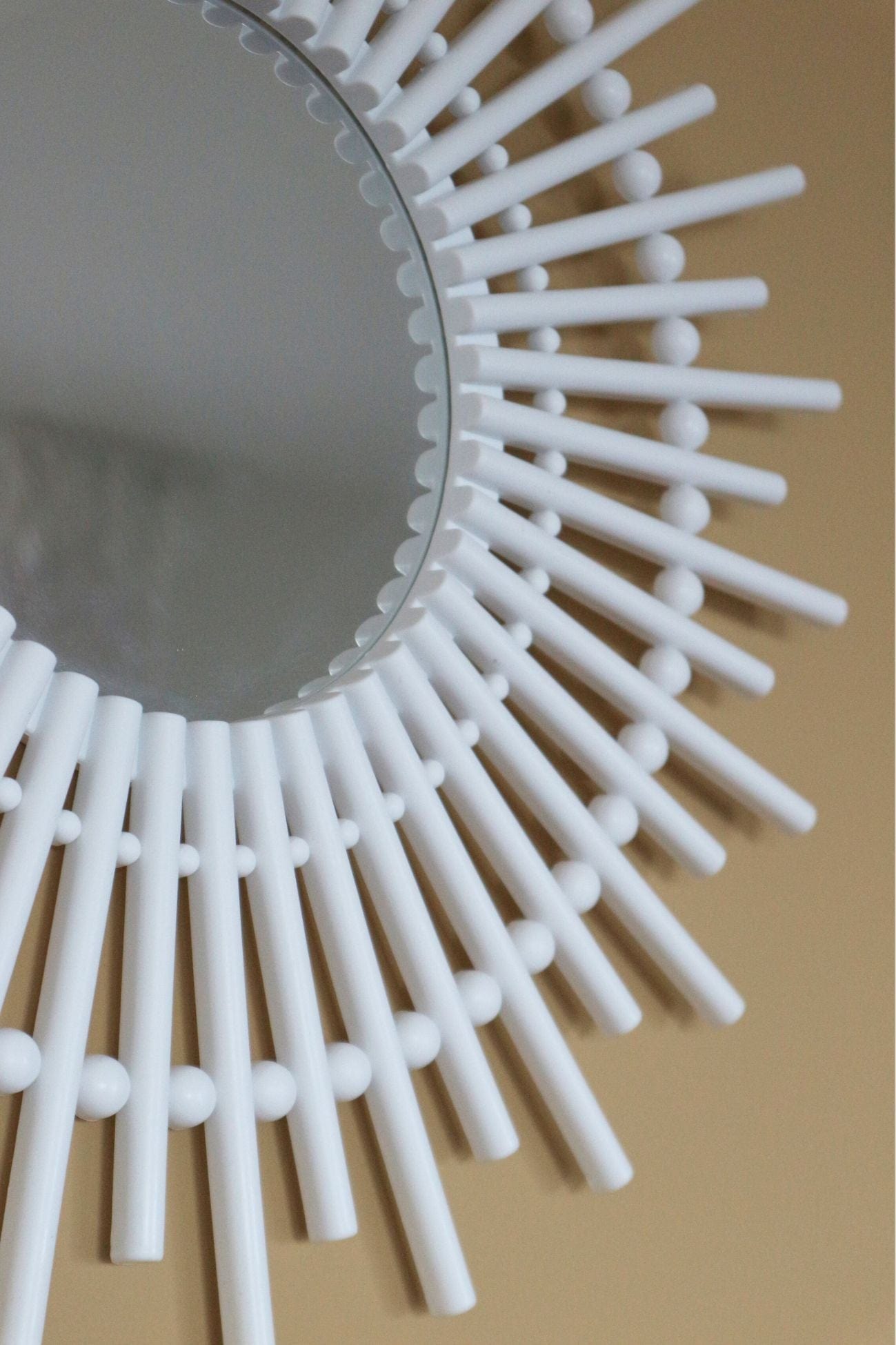 Item International Rivia Rivia - Specchio da parete bianco con raggi | Item International