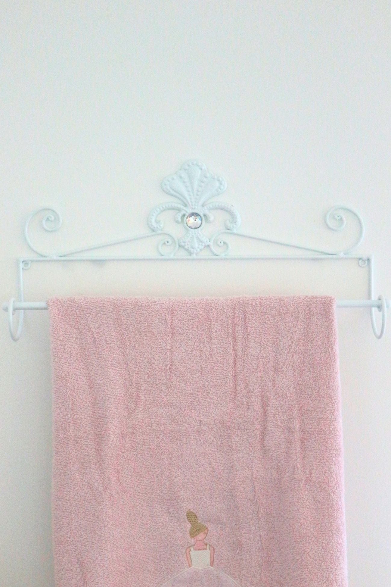 Item International Sonya Sonya - Porta asciugamani bianco in metallo con gioiello | Item International