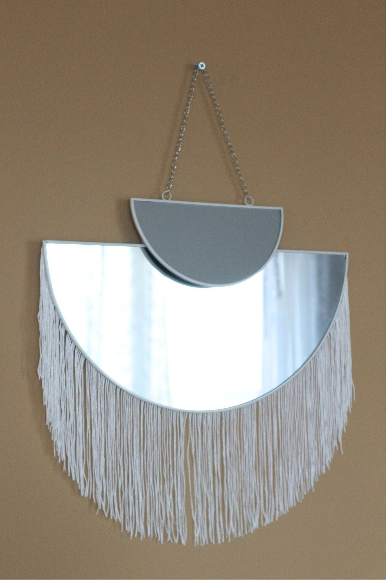 Item International Swathi Swathi - Specchio da parete mezzaluna bianco con frange | Item International