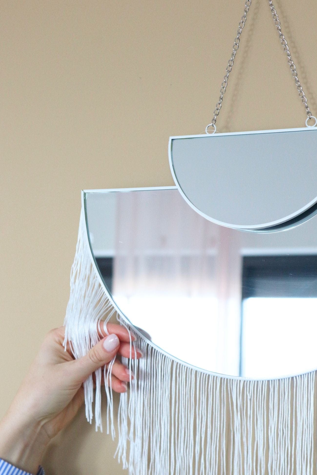 Item International Swathi Swathi - Specchio da parete mezzaluna bianco con frange | Item International