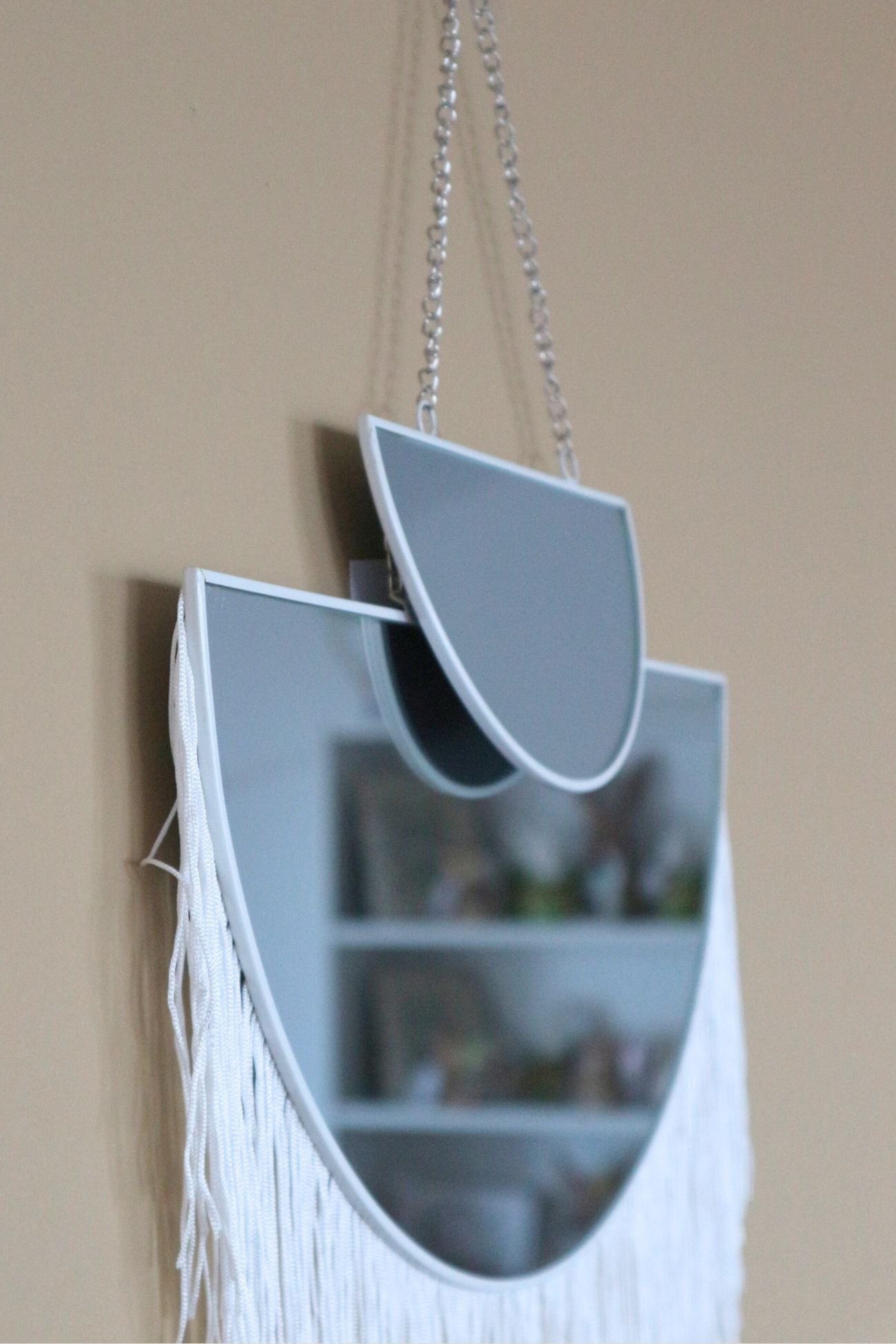 Item International Swathi Swathi - Specchio da parete mezzaluna bianco con frange | Item International