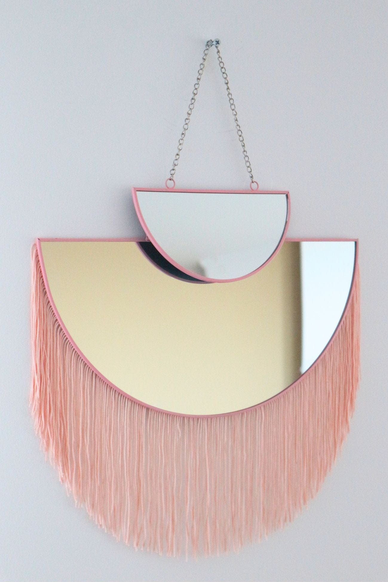 Item International Swathi Swathi - Specchio da parete mezzaluna rosa con frange | Item International